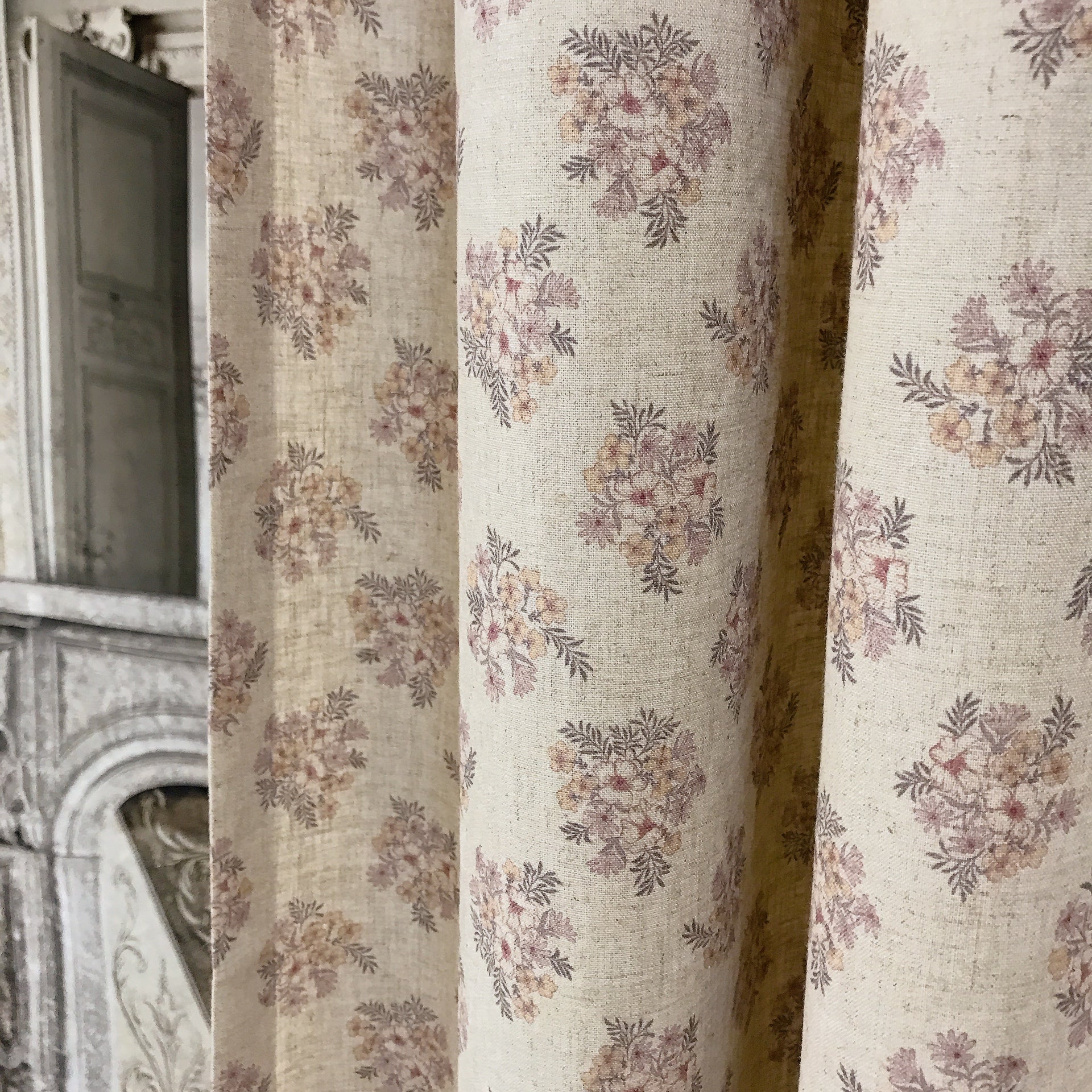 Rideau fleuri rose saumon sur beige crème