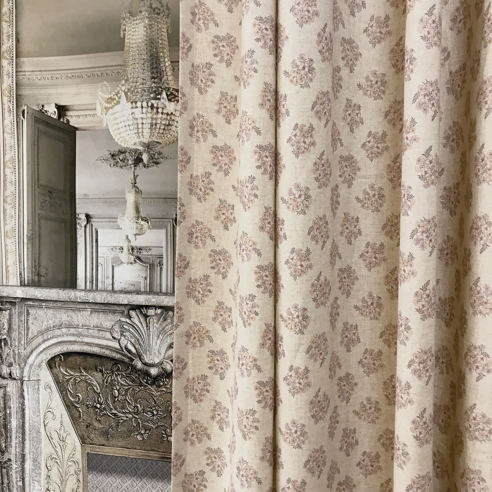 Rideau fleuri rose saumon sur beige crème