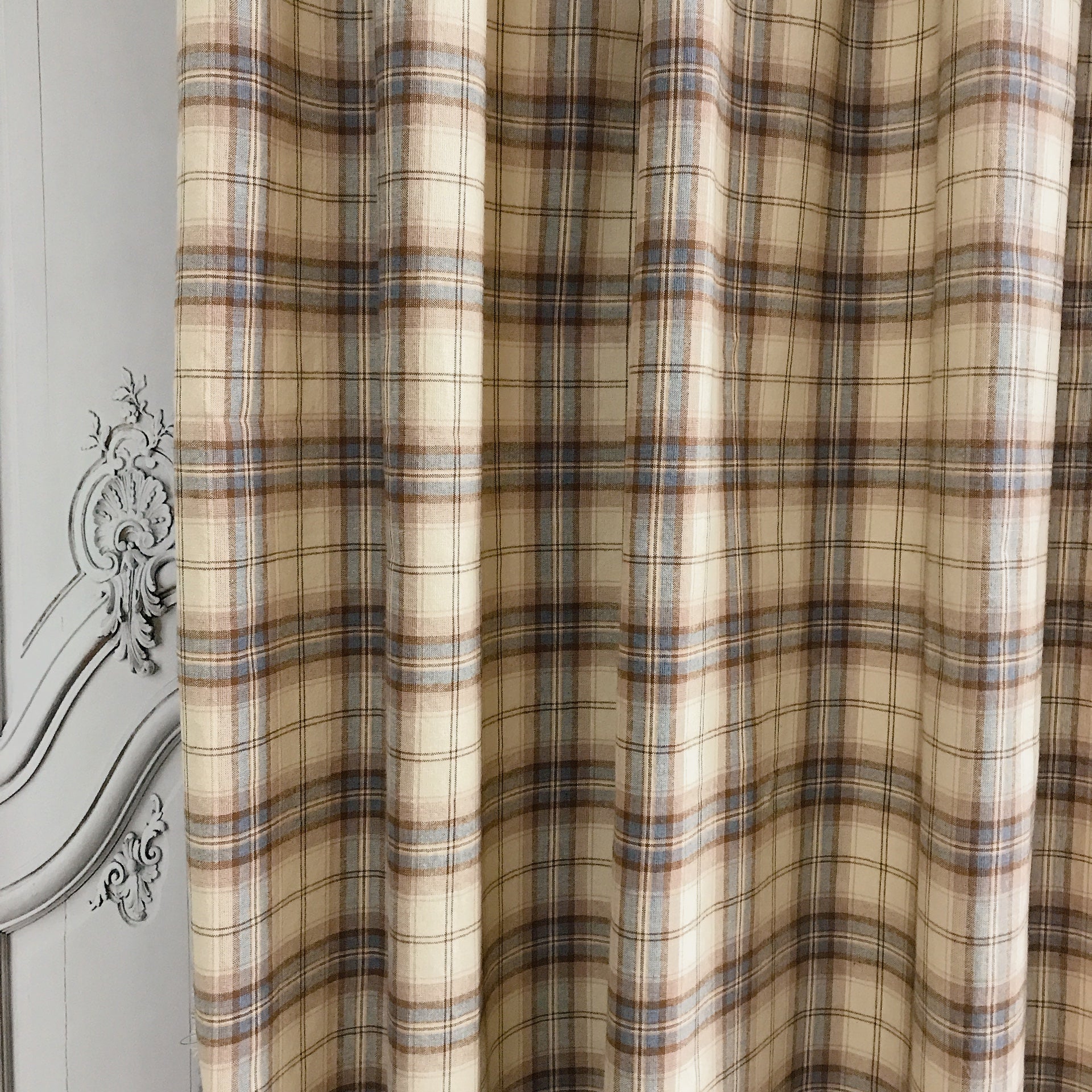 Rideau à carreaux marron et bleu sur fond beige naturel