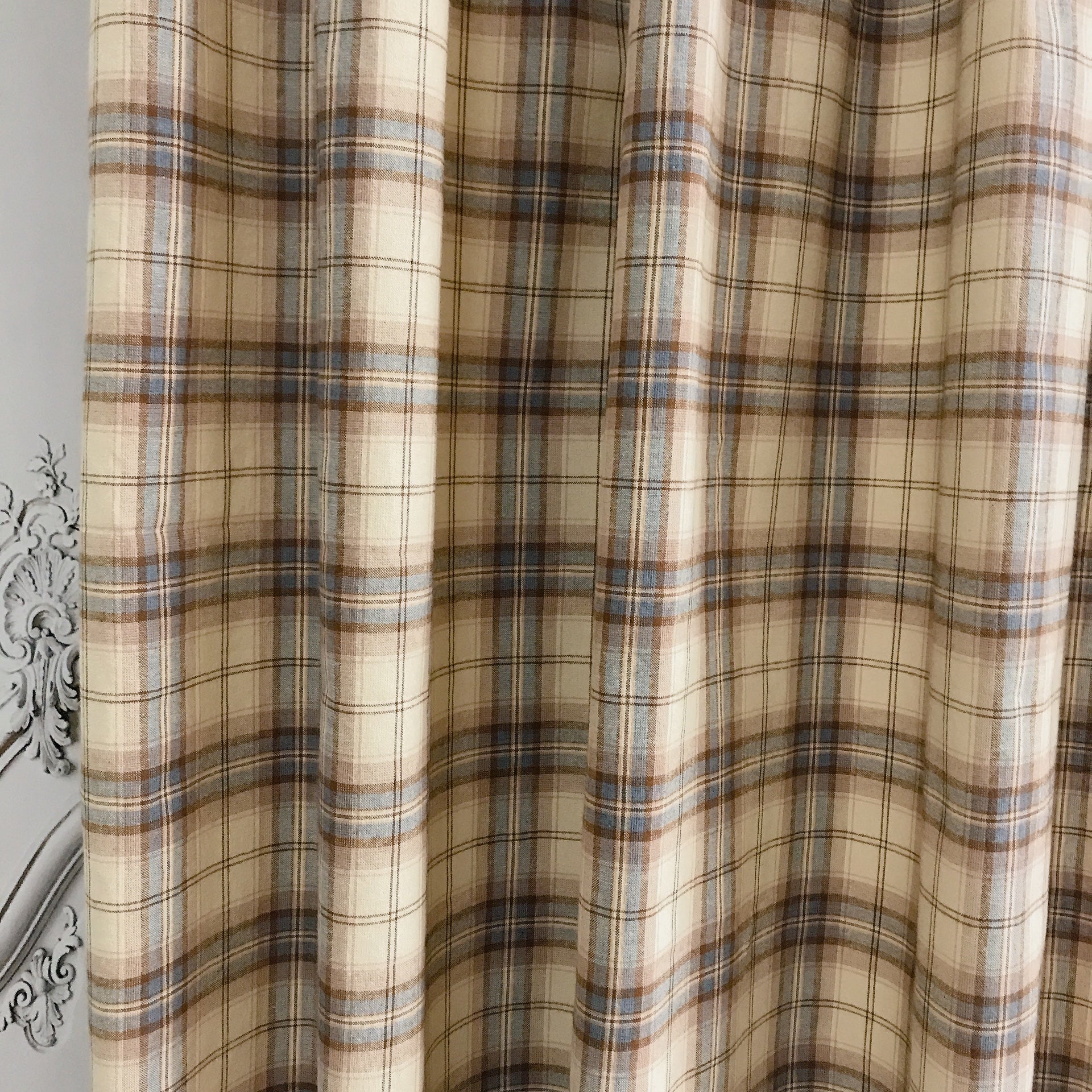 Rideau à carreaux marron et bleu sur fond beige naturel