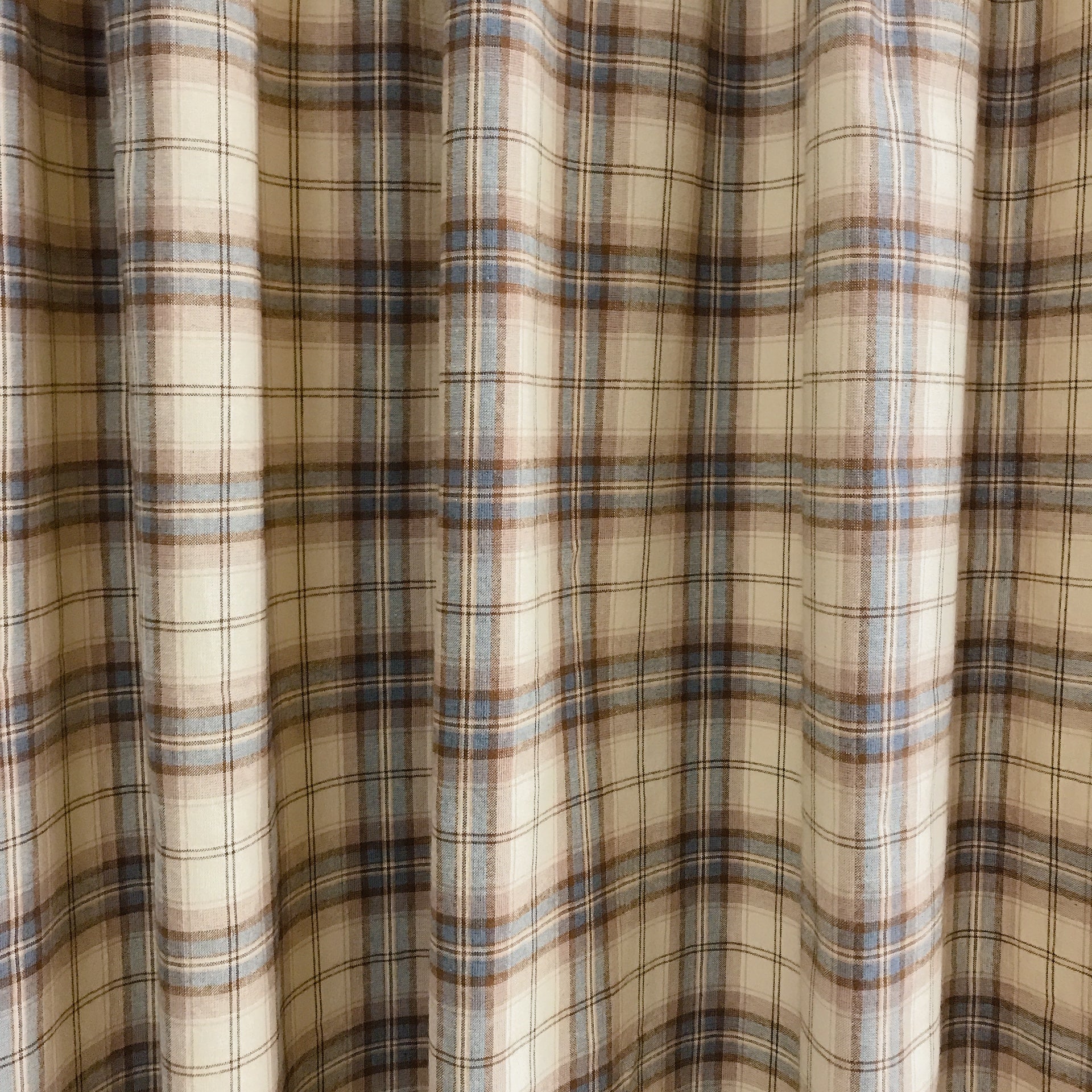 Rideau à carreaux marron et bleu sur fond beige naturel