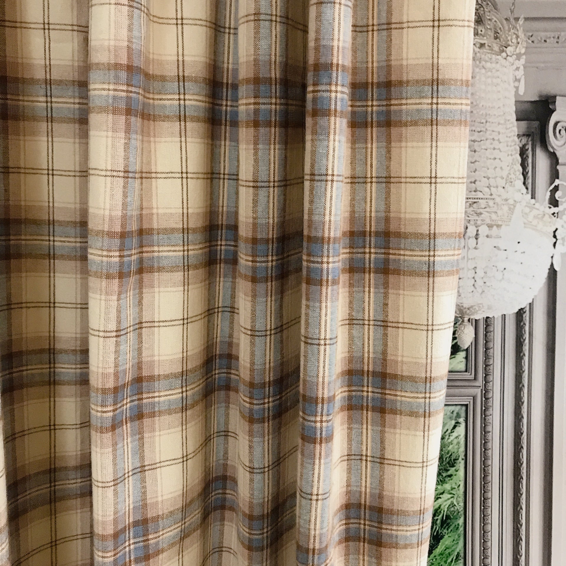 Rideau à carreaux marron et bleu sur fond beige naturel