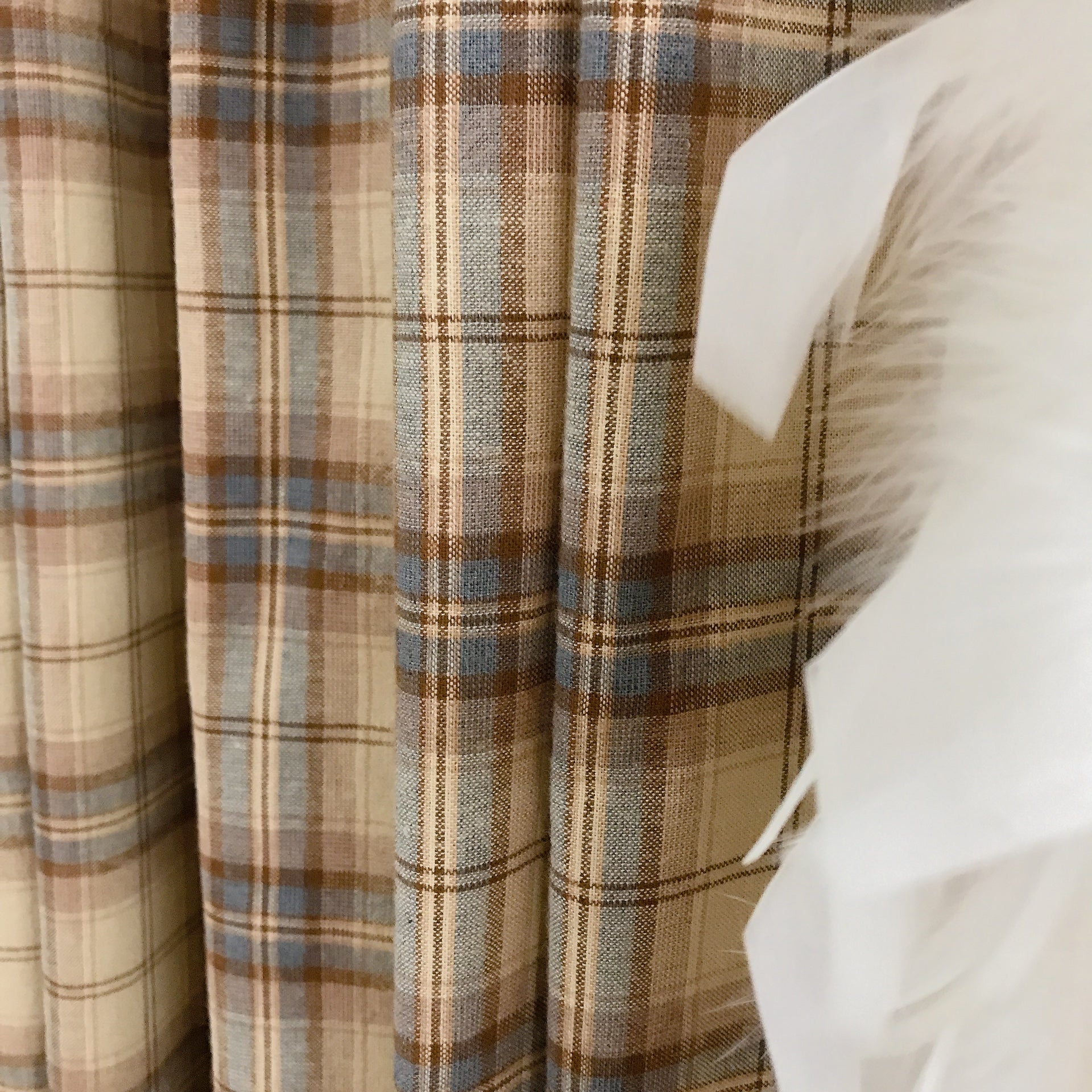 Rideau à carreaux marron et bleu sur fond beige naturel