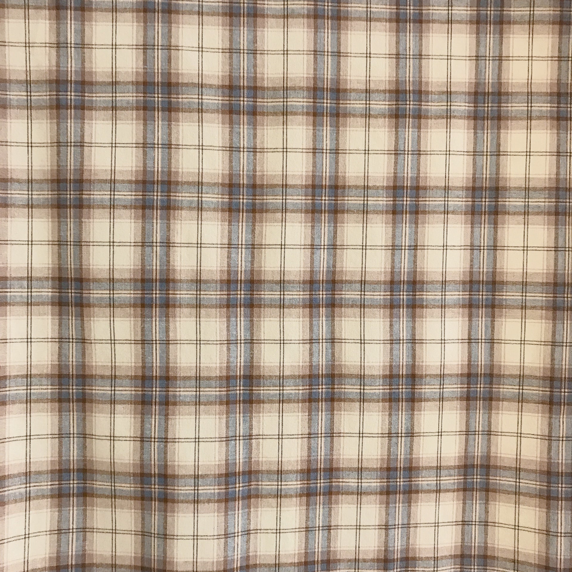 Rideau à carreaux marron et bleu sur fond beige naturel