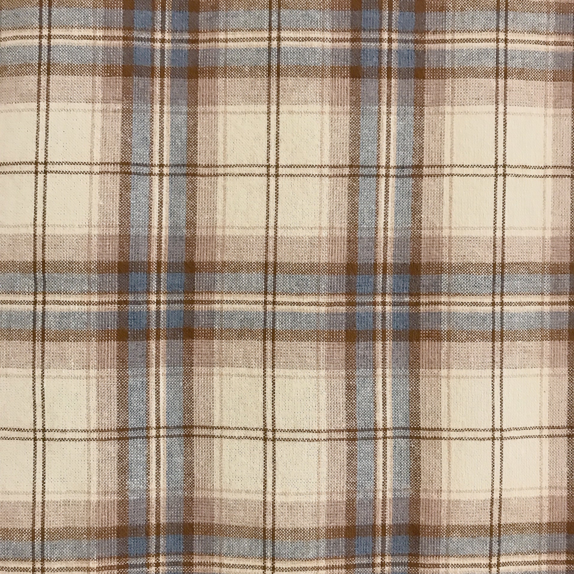 Rideau à carreaux marron et bleu sur fond beige naturel