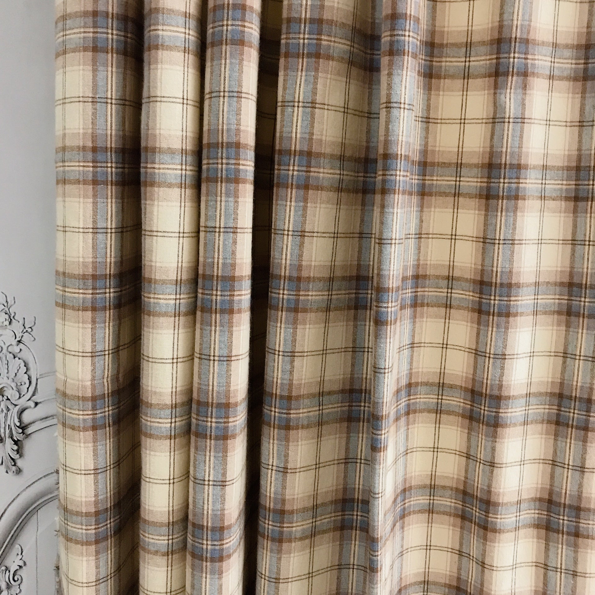 Rideau à carreaux marron et bleu sur fond beige naturel