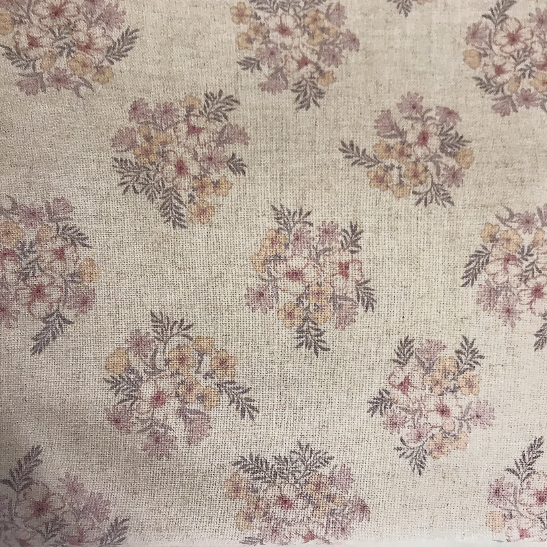 Rideau fleuri rose saumon sur beige crème