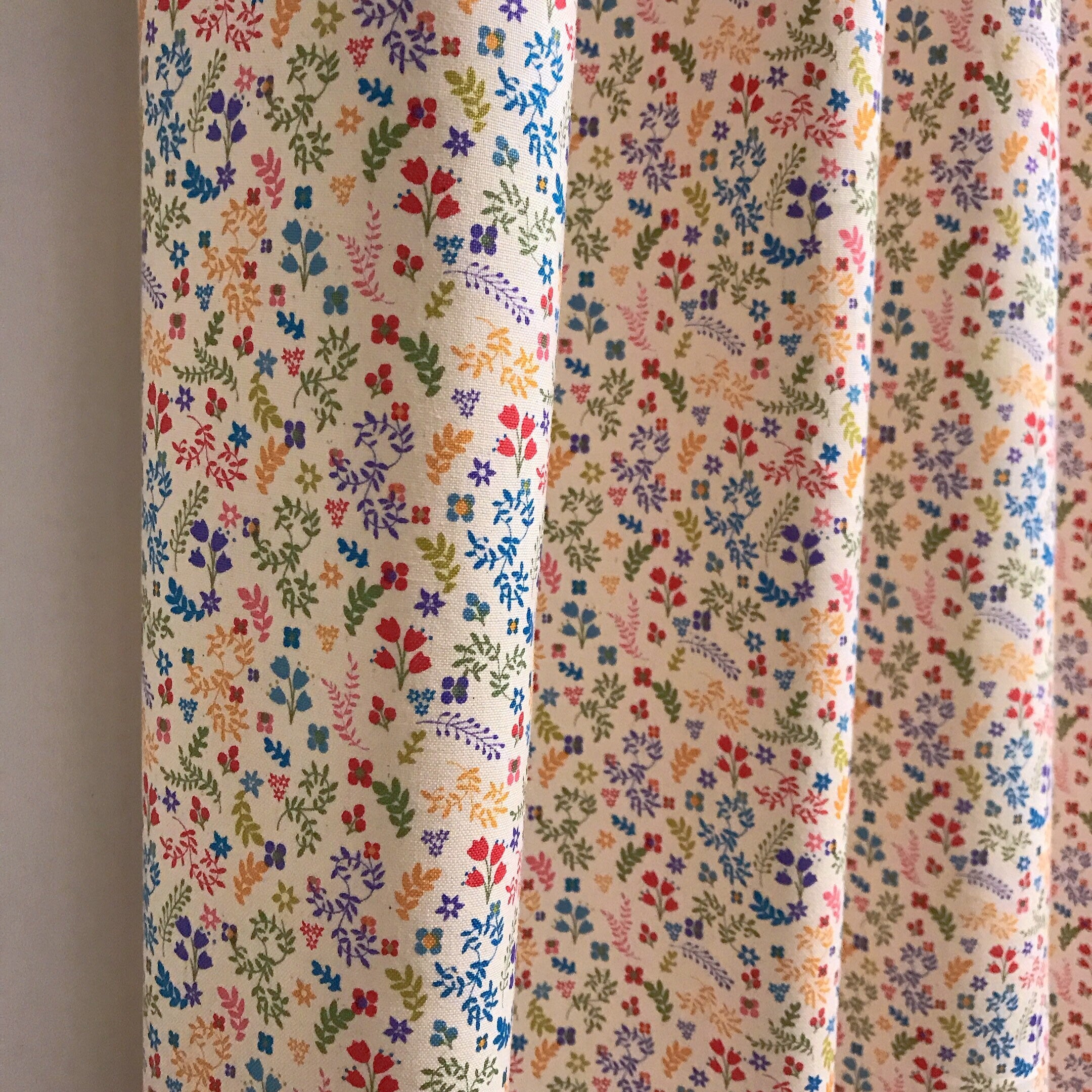 Small Flowers And Leaves Curtain