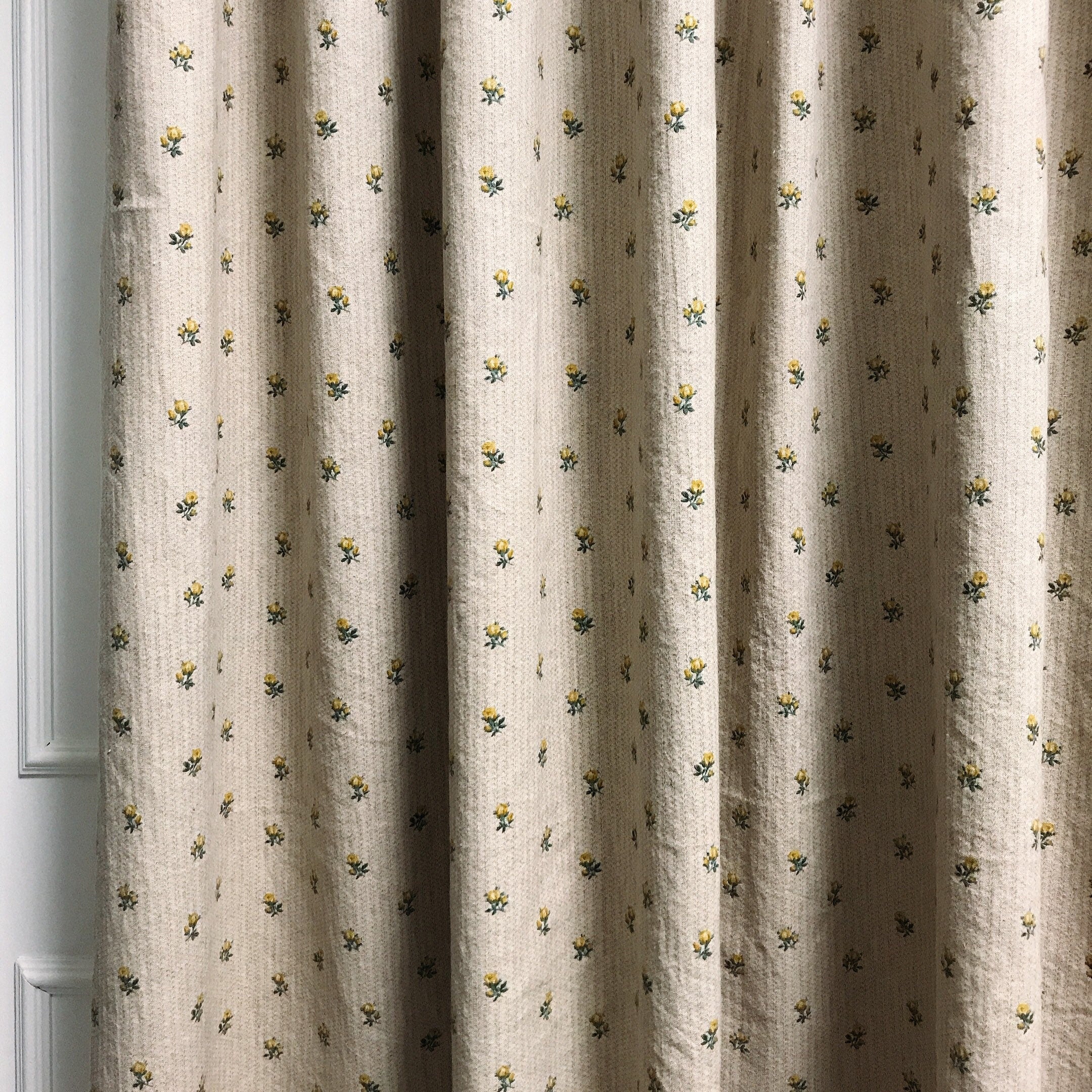 Rideau à petites fleurs jaunes sur fond beige naturel