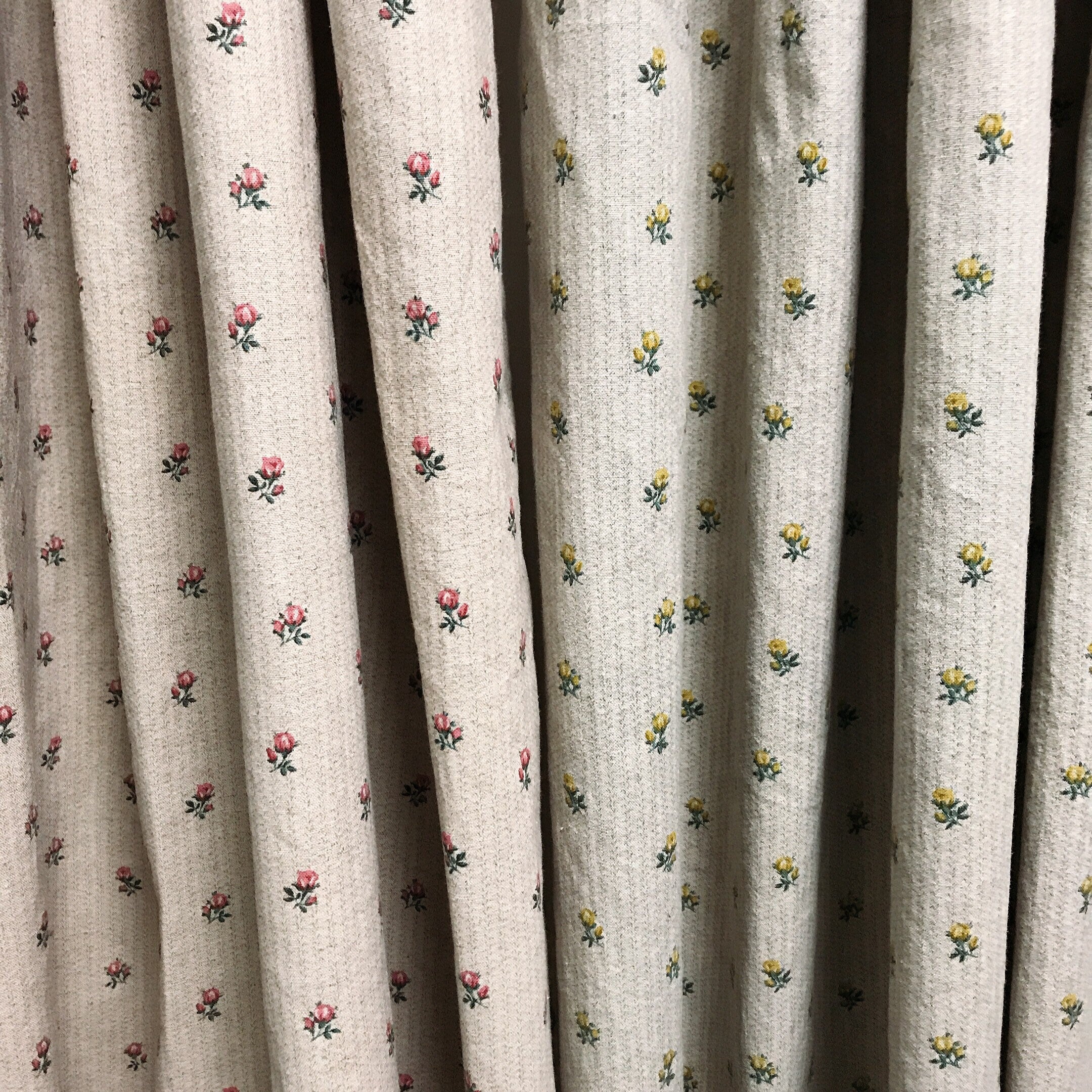 Rideau à petites fleurs jaunes sur fond beige naturel