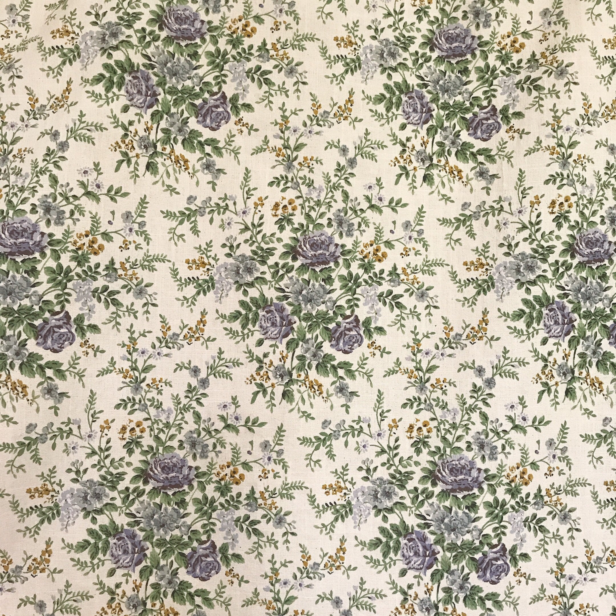 Rideau à fleurs violettes sur fond beige naturel