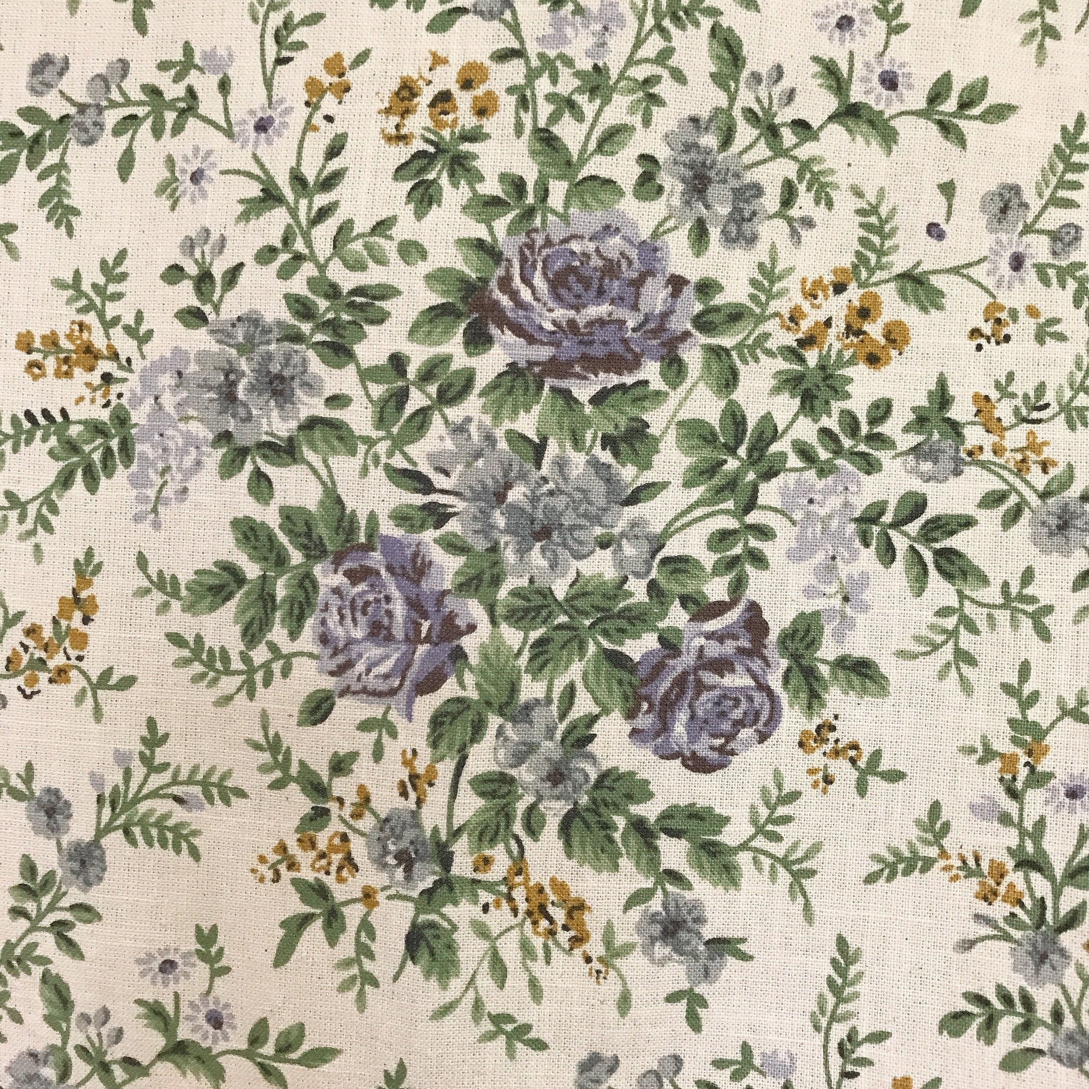 Rideau à fleurs violettes sur fond beige naturel