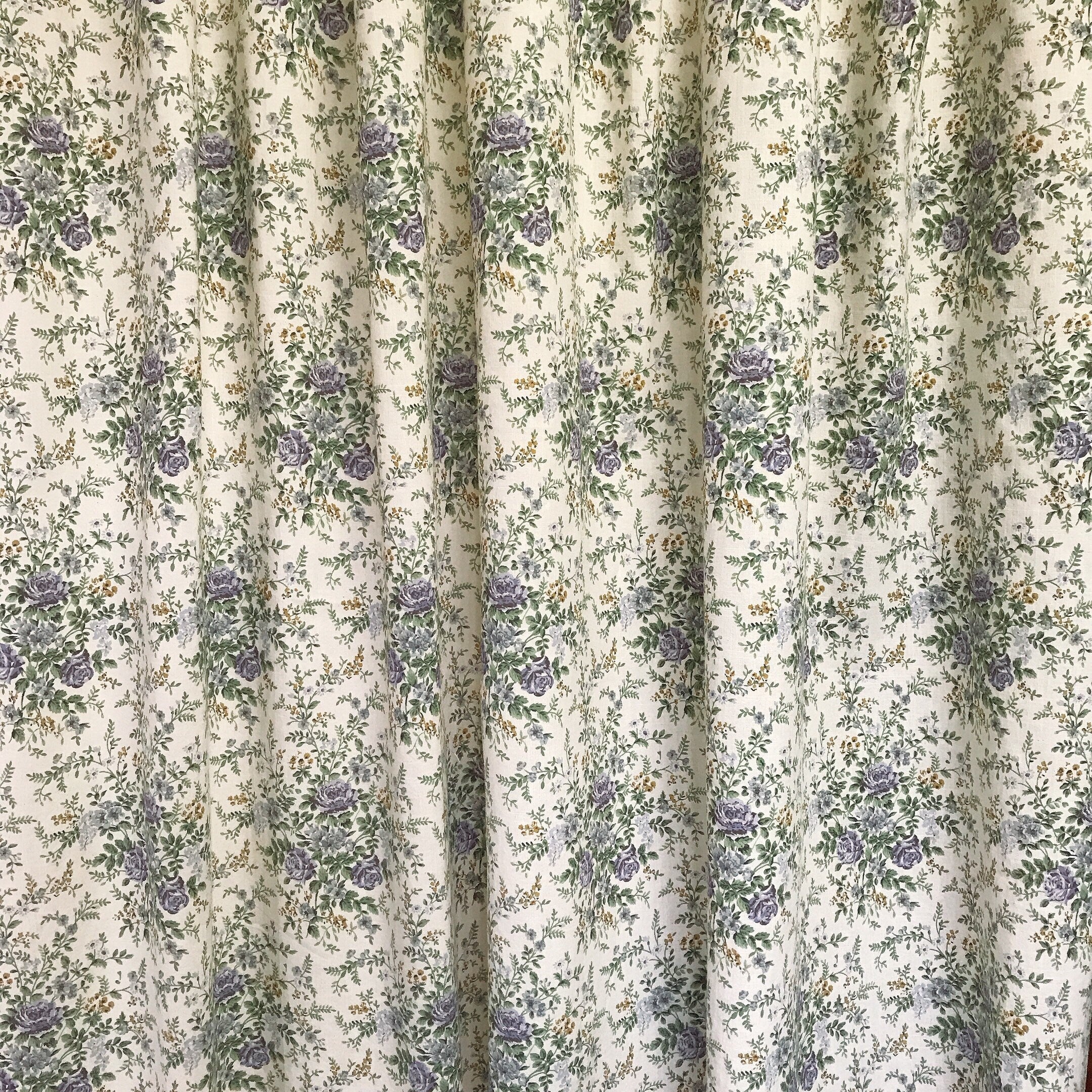 Rideau à fleurs violettes sur fond beige naturel