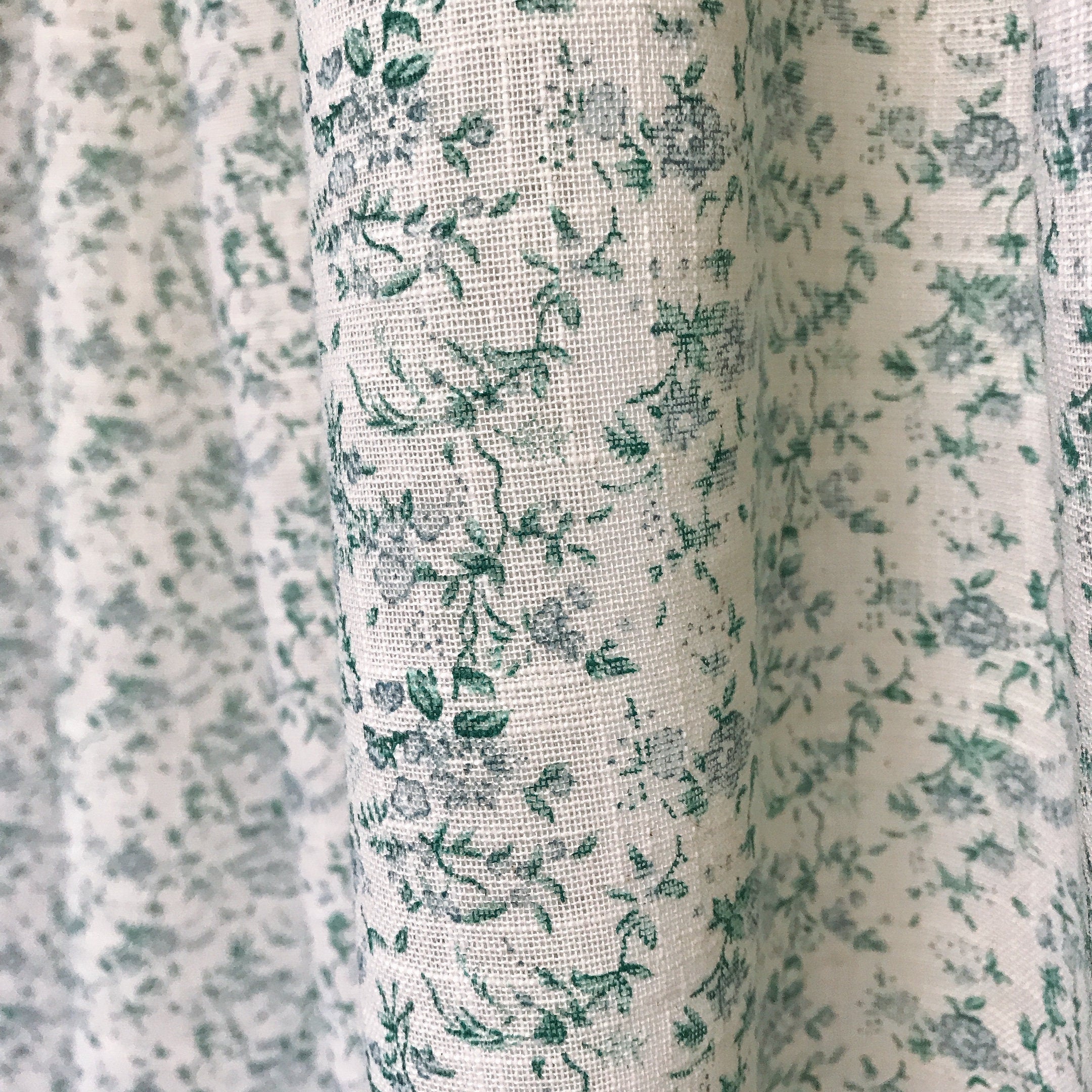 Rideau botanique vert et gris sur fond beige naturel