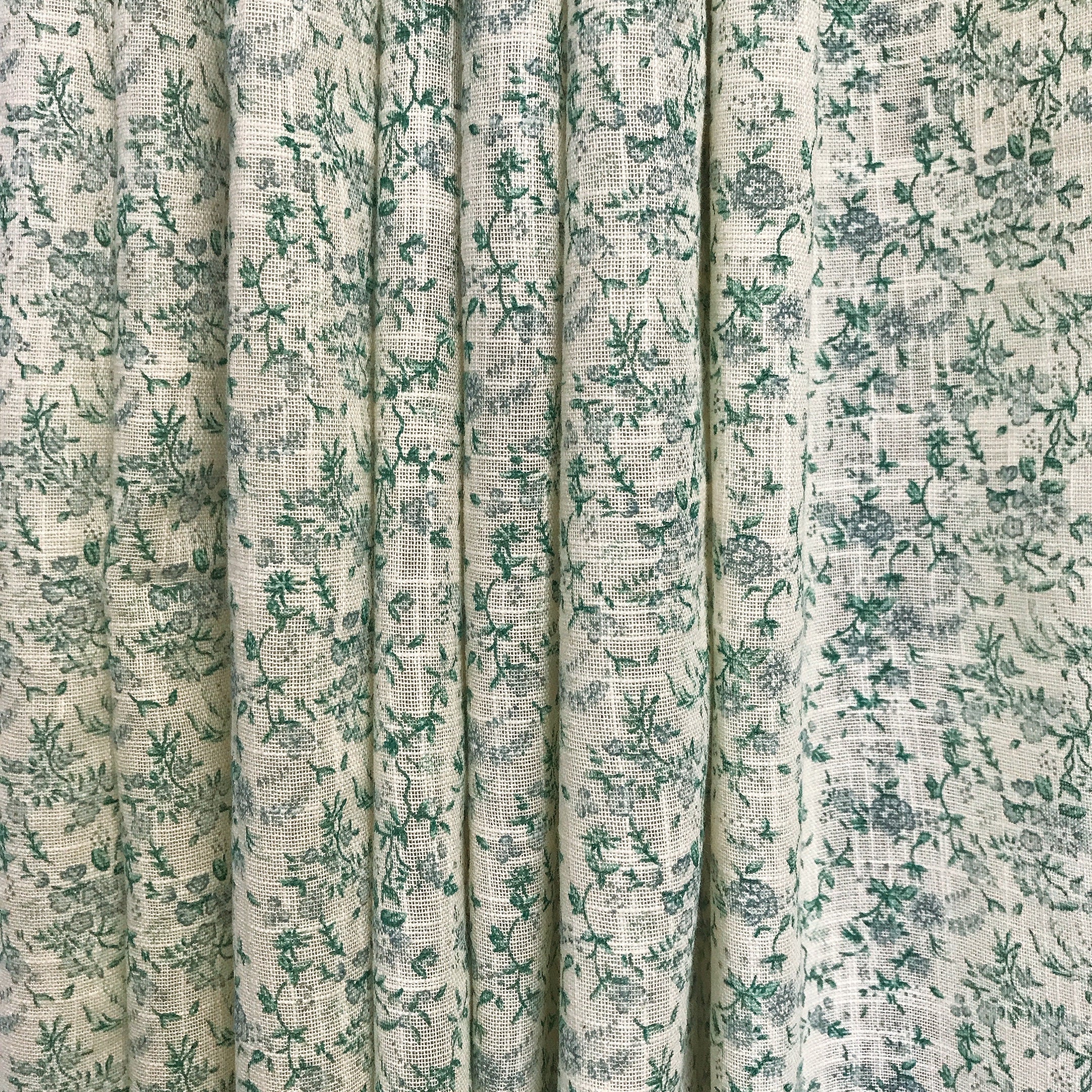 Rideau botanique vert et gris sur fond beige naturel