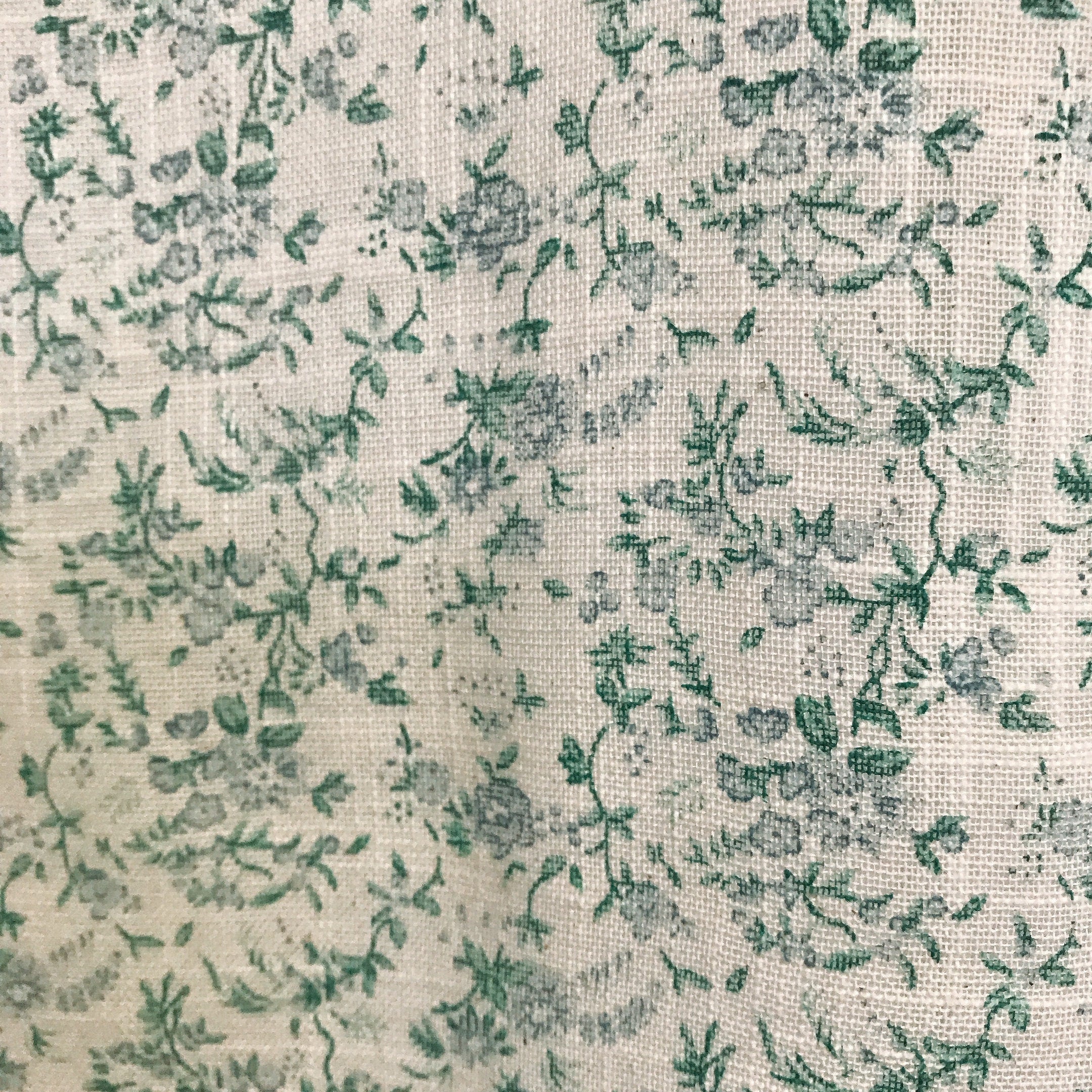 Rideau botanique vert et gris sur fond beige naturel