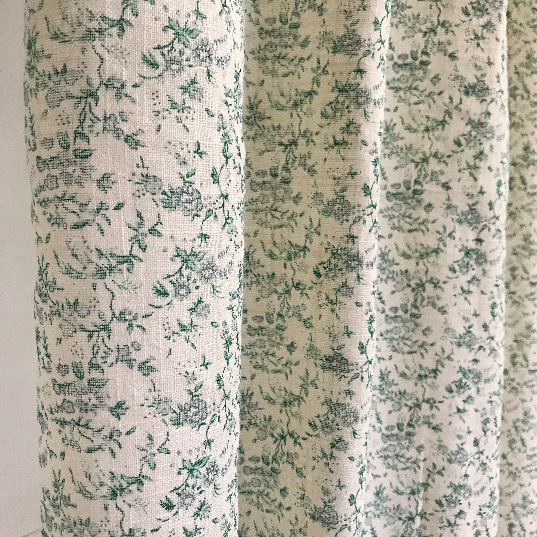 Rideau botanique vert et gris sur fond beige naturel