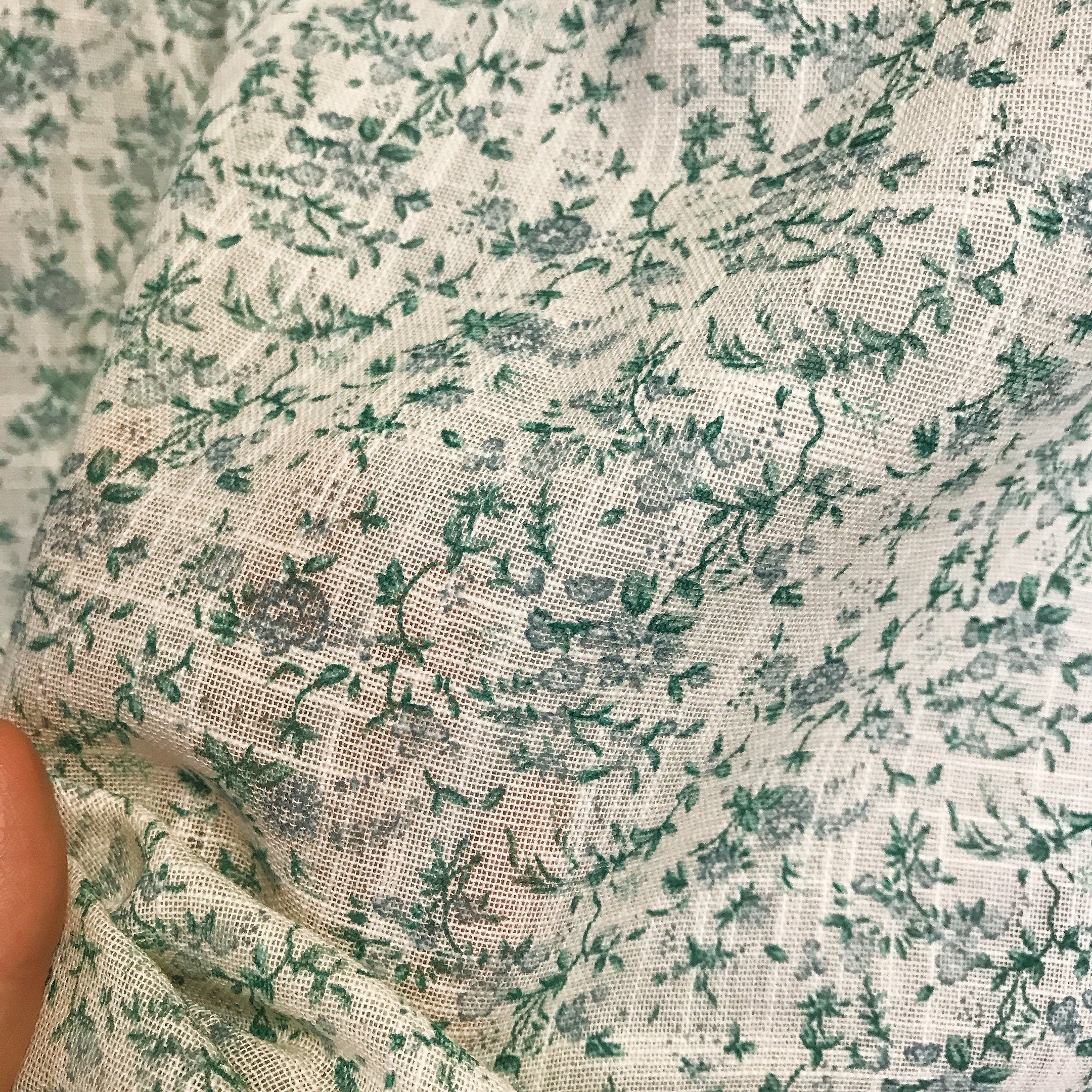 Rideau botanique vert et gris sur fond beige naturel