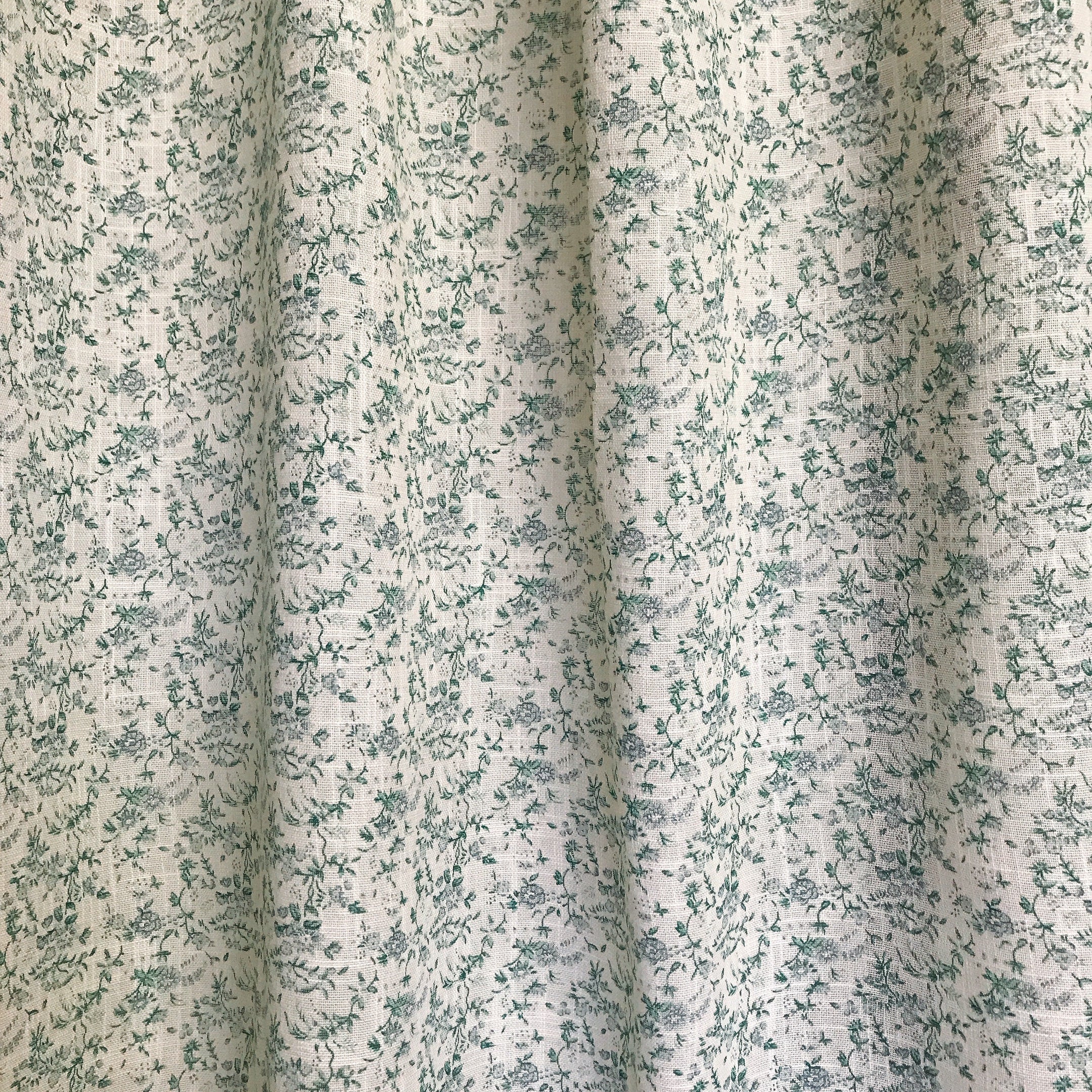 Rideau botanique vert et gris sur fond beige naturel