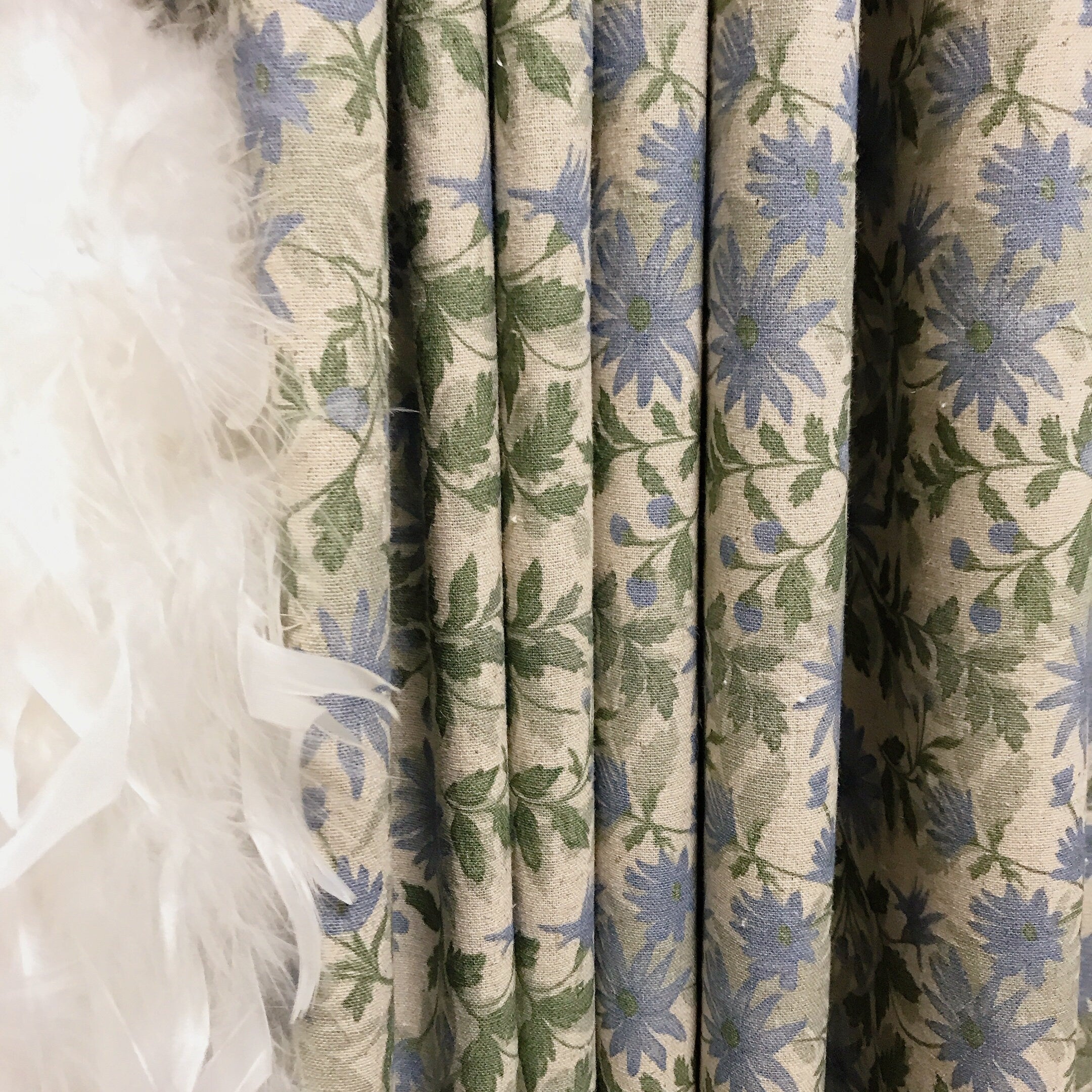 Rideau fleuri bleu pâle et sauge sur fond beige naturel