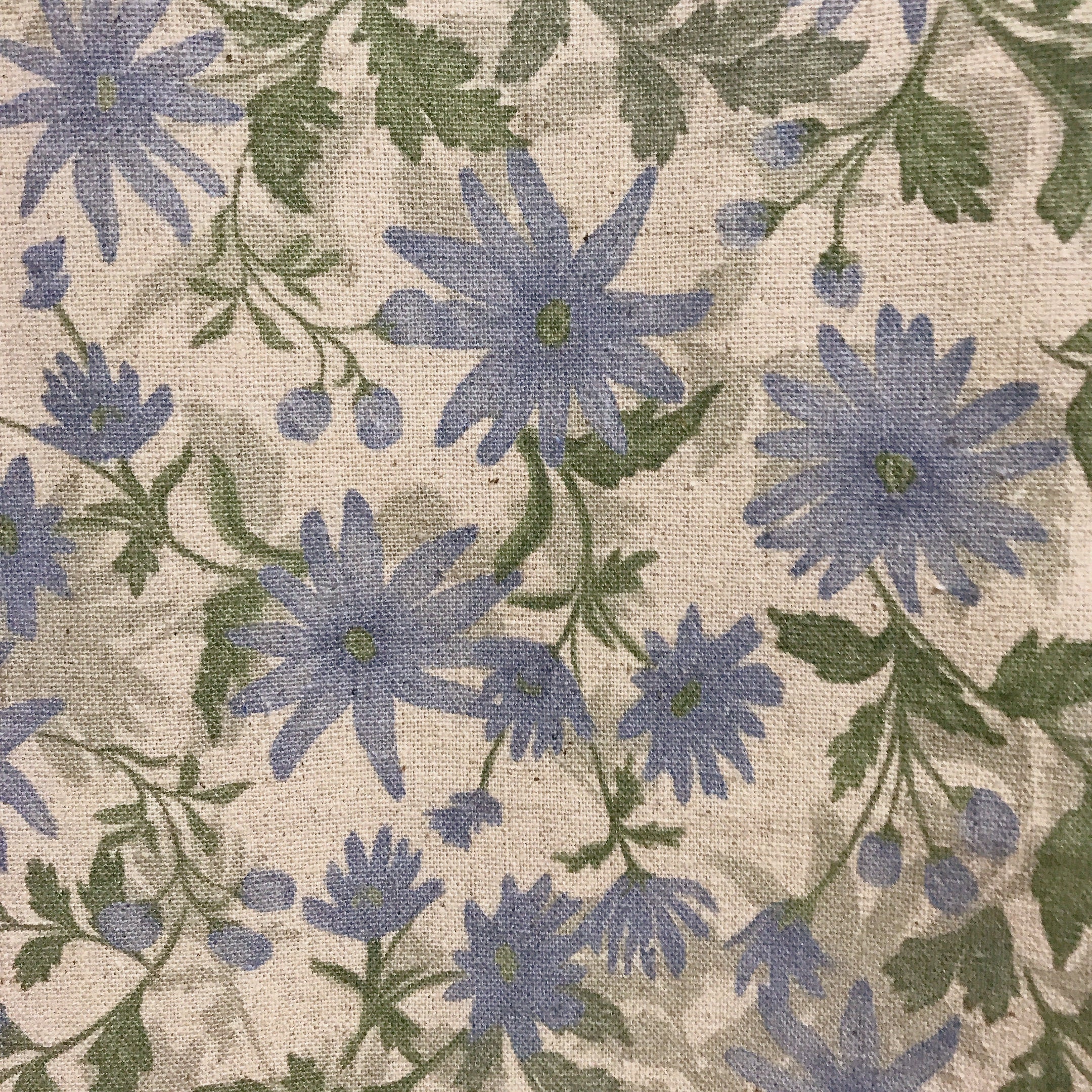 Rideau fleuri bleu pâle et sauge sur fond beige naturel