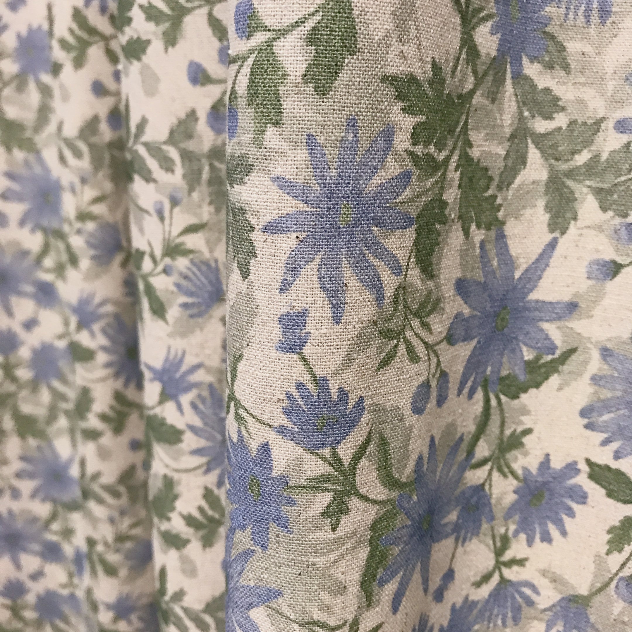 Rideau fleuri bleu pâle et sauge sur fond beige naturel