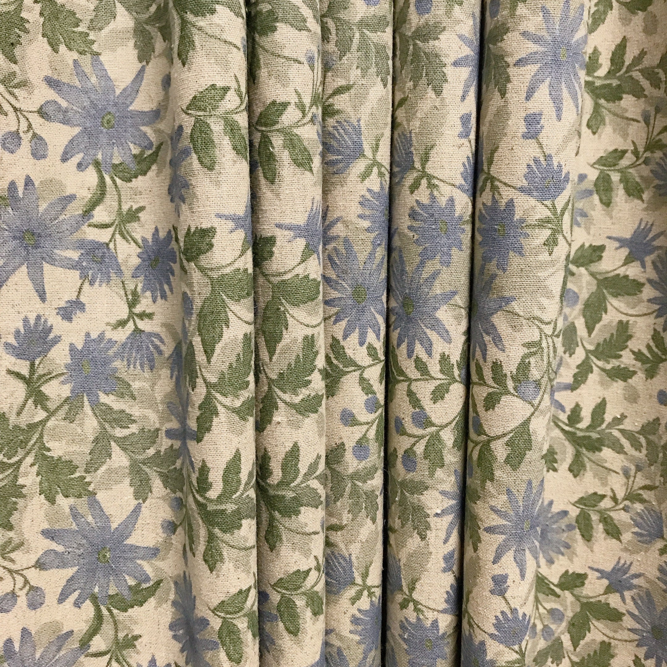 Rideau fleuri bleu pâle et sauge sur fond beige naturel