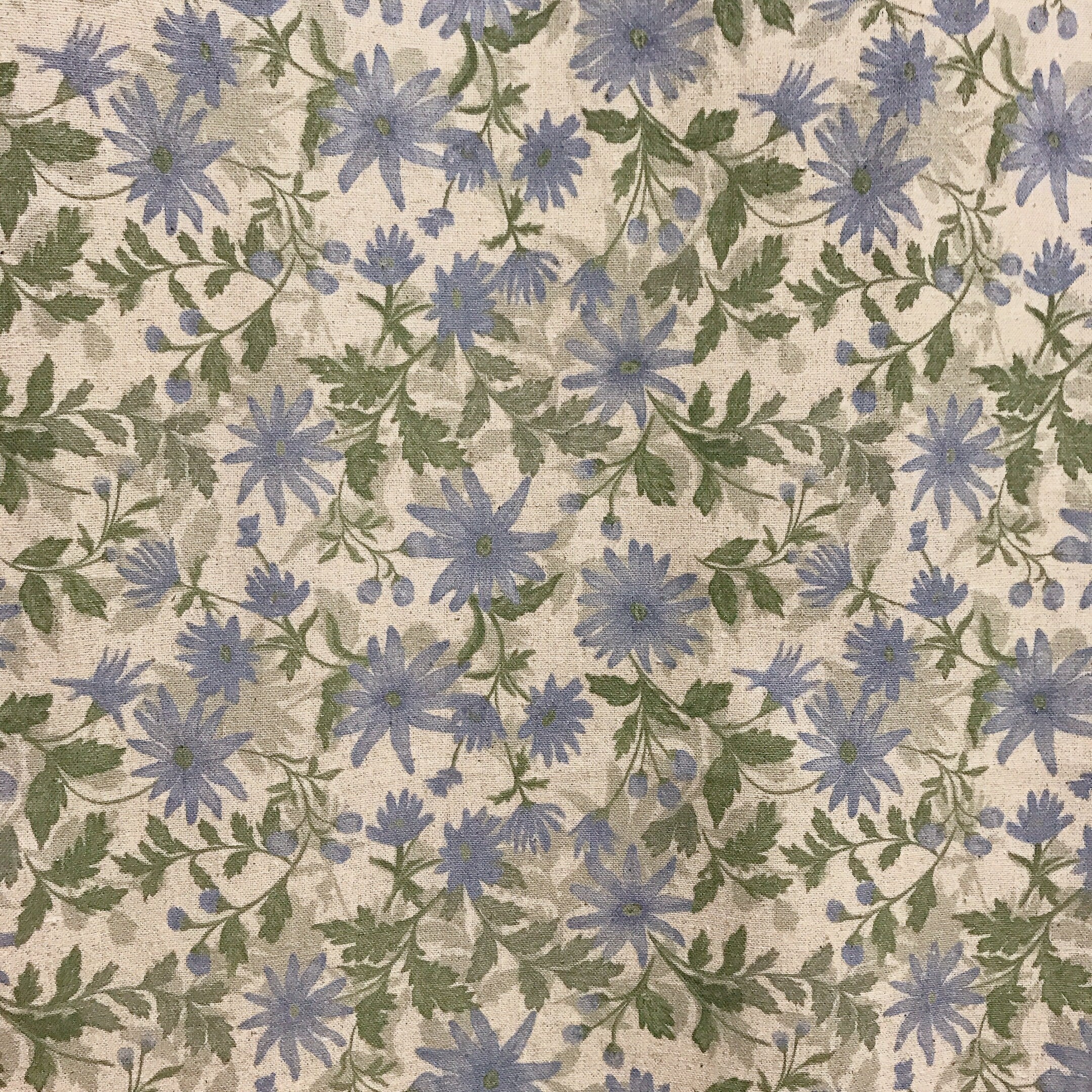 Rideau fleuri bleu pâle et sauge sur fond beige naturel