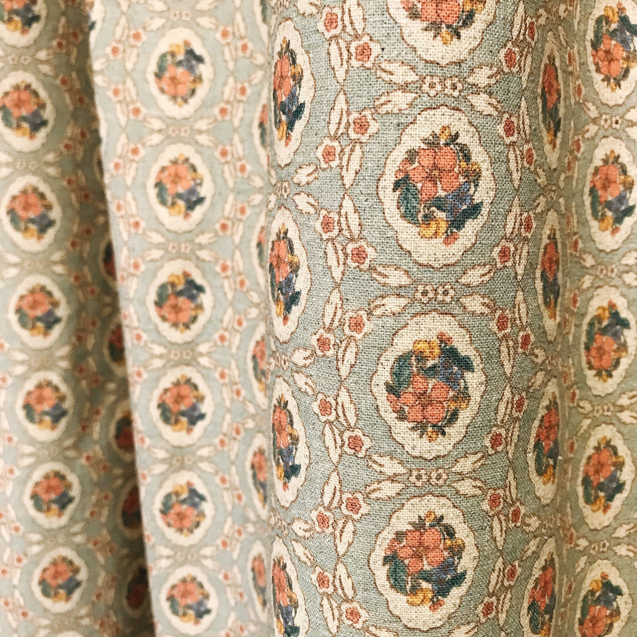 Rideau multicolore à petites fleurs sur fond vert sauge