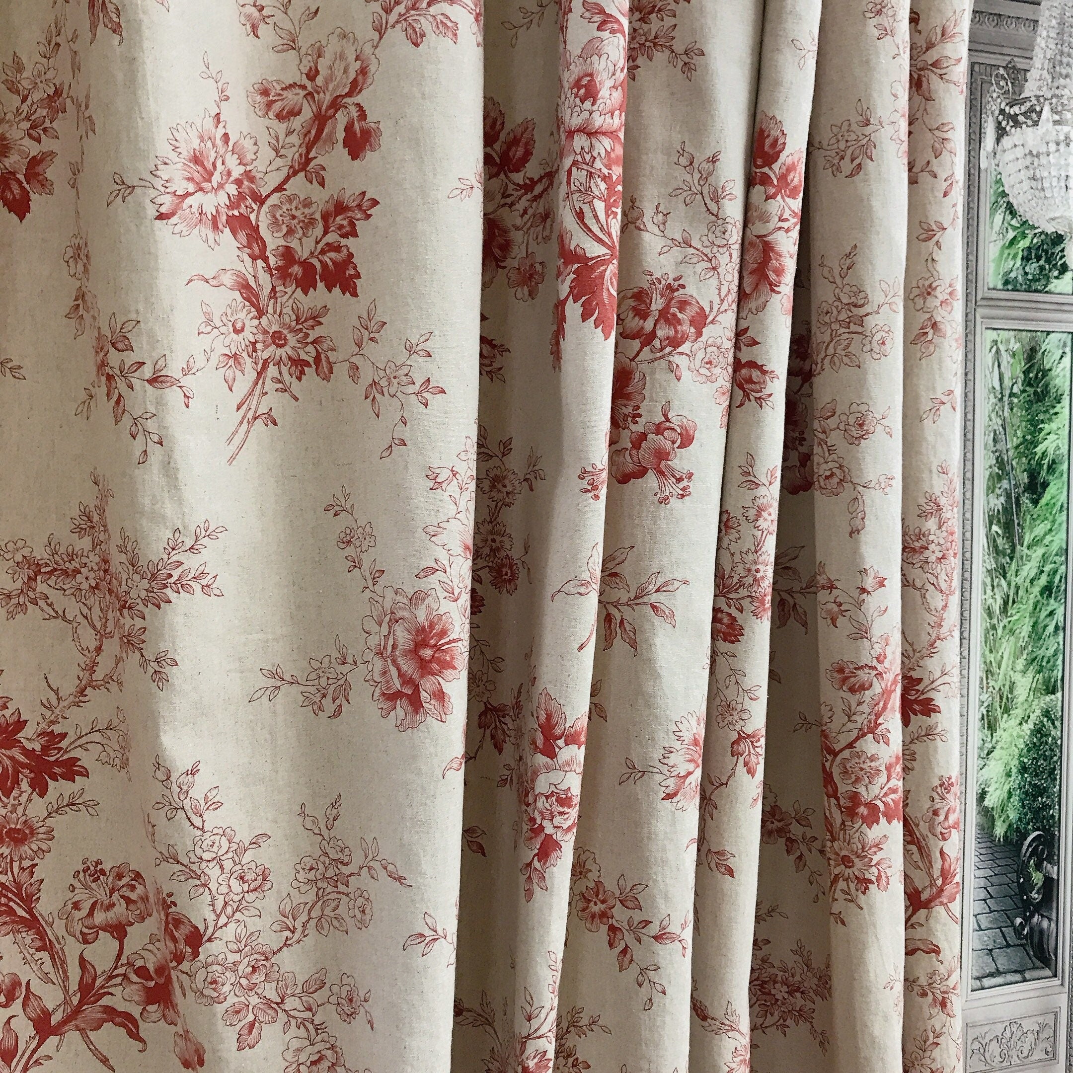 Rideau à fleurs rouges sur fond beige naturel