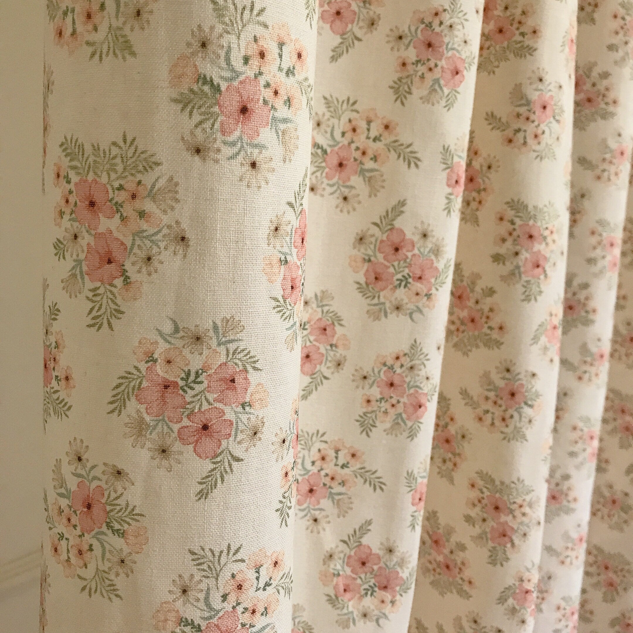 Rideau fleuri rose saumon sur beige crème