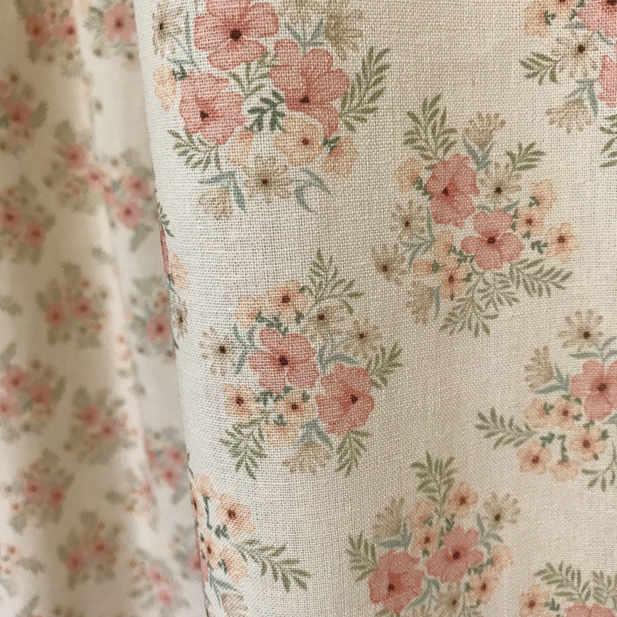 Rideau fleuri rose saumon sur beige crème