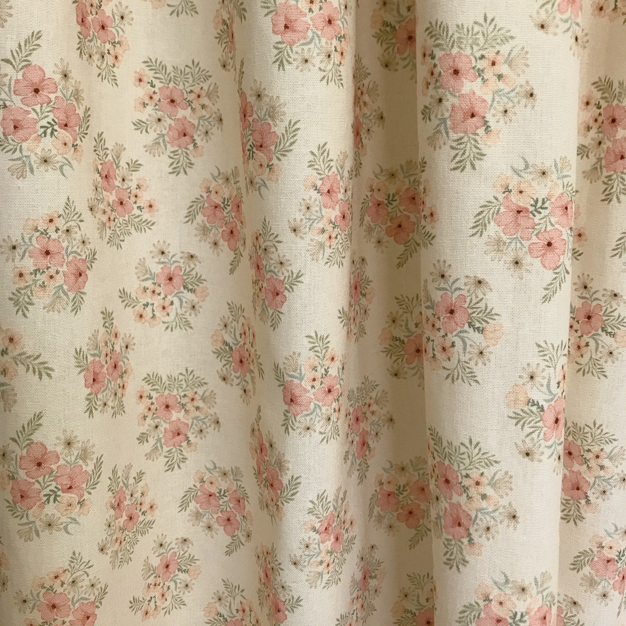 Rideau fleuri rose saumon sur beige crème