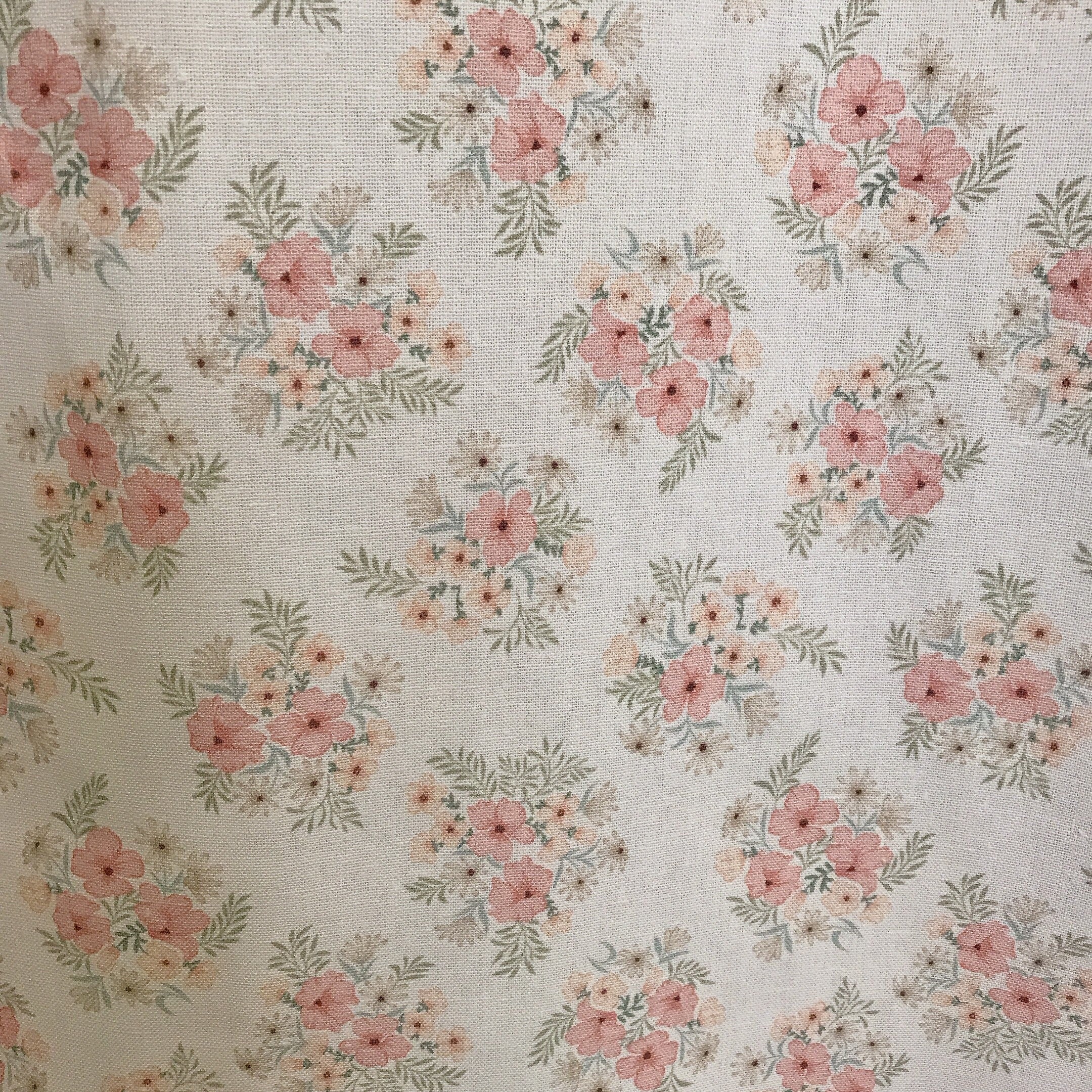 Rideau fleuri rose saumon sur beige crème