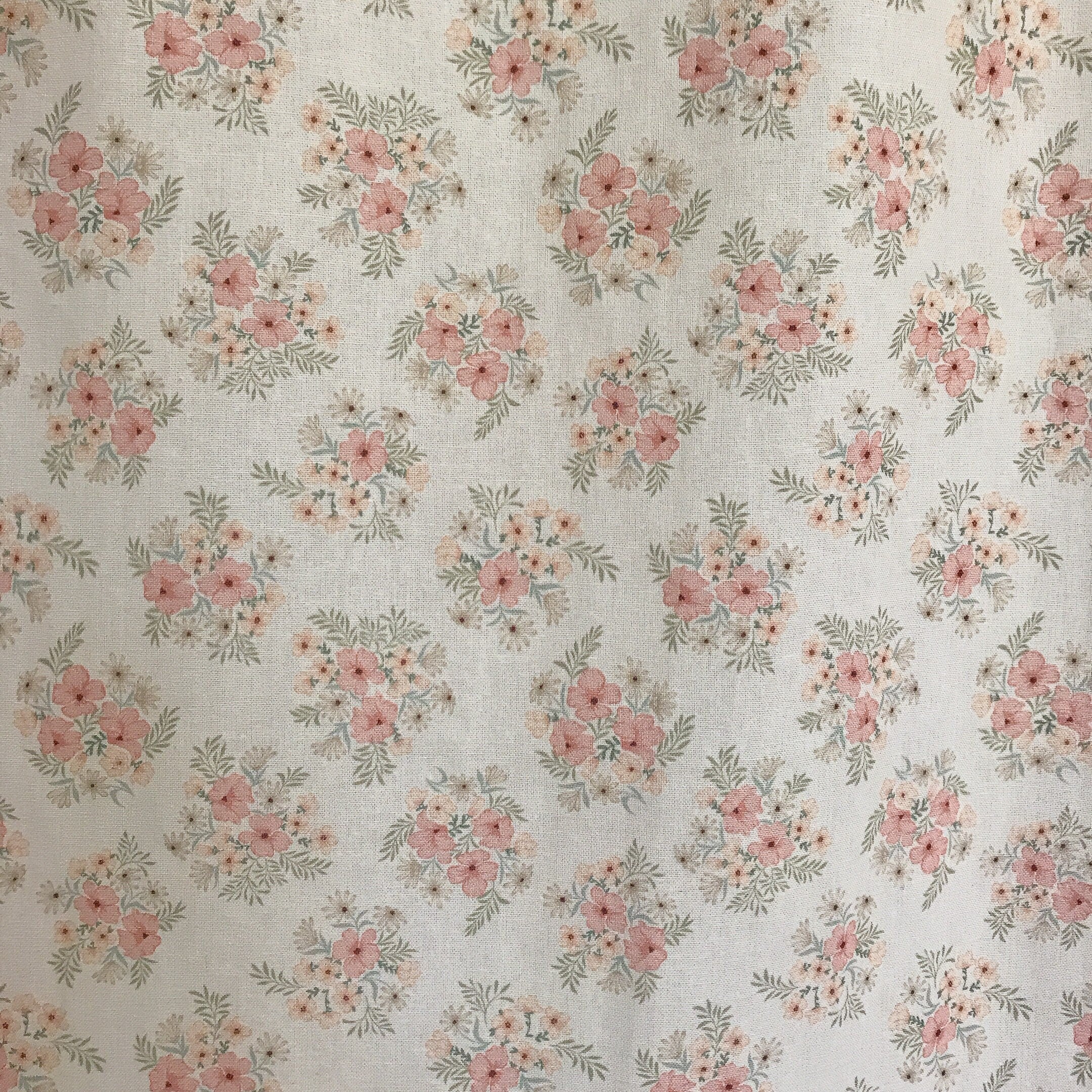 Rideau fleuri rose saumon sur beige crème