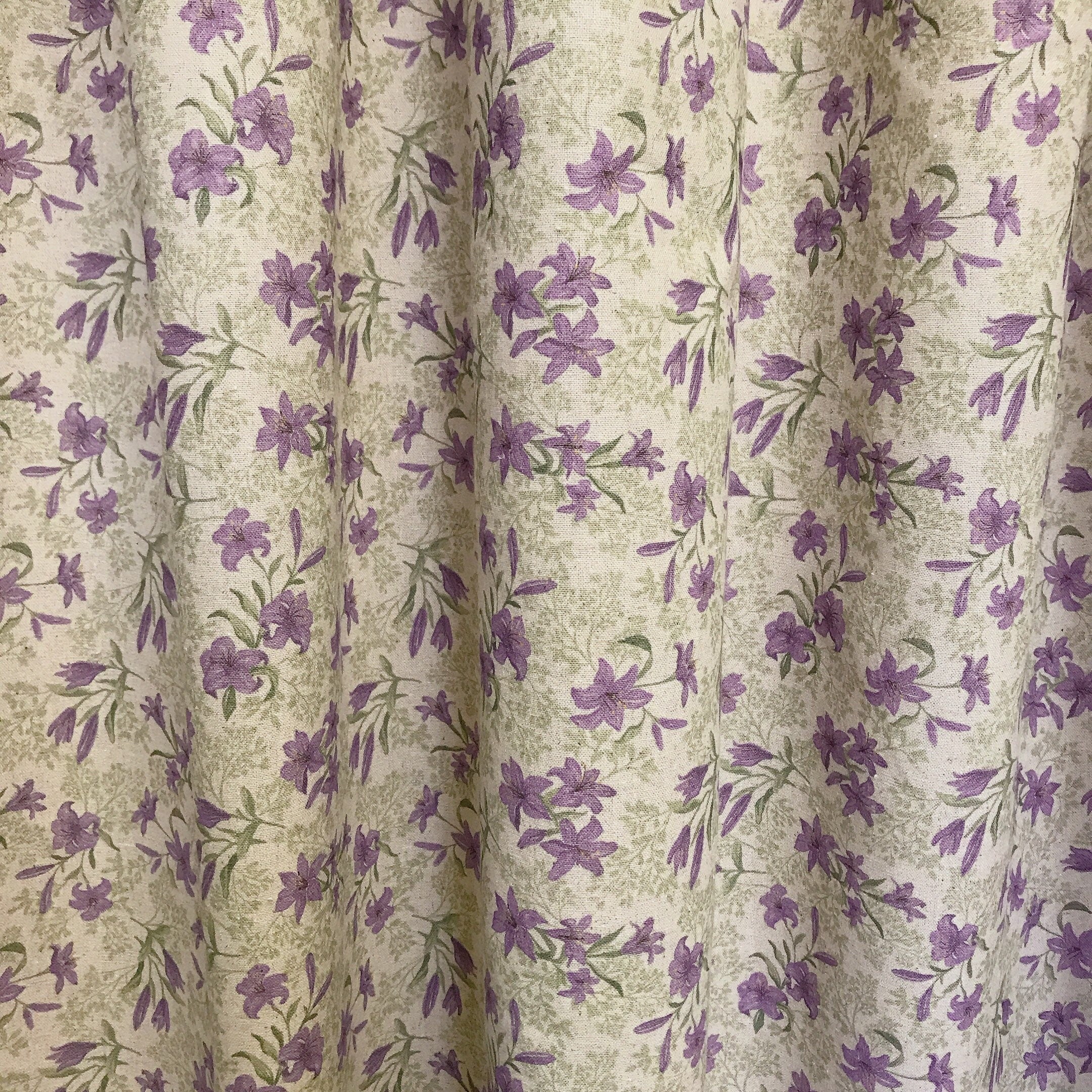 Rideau fleuri à motifs de lys violets sur fond beige naturel