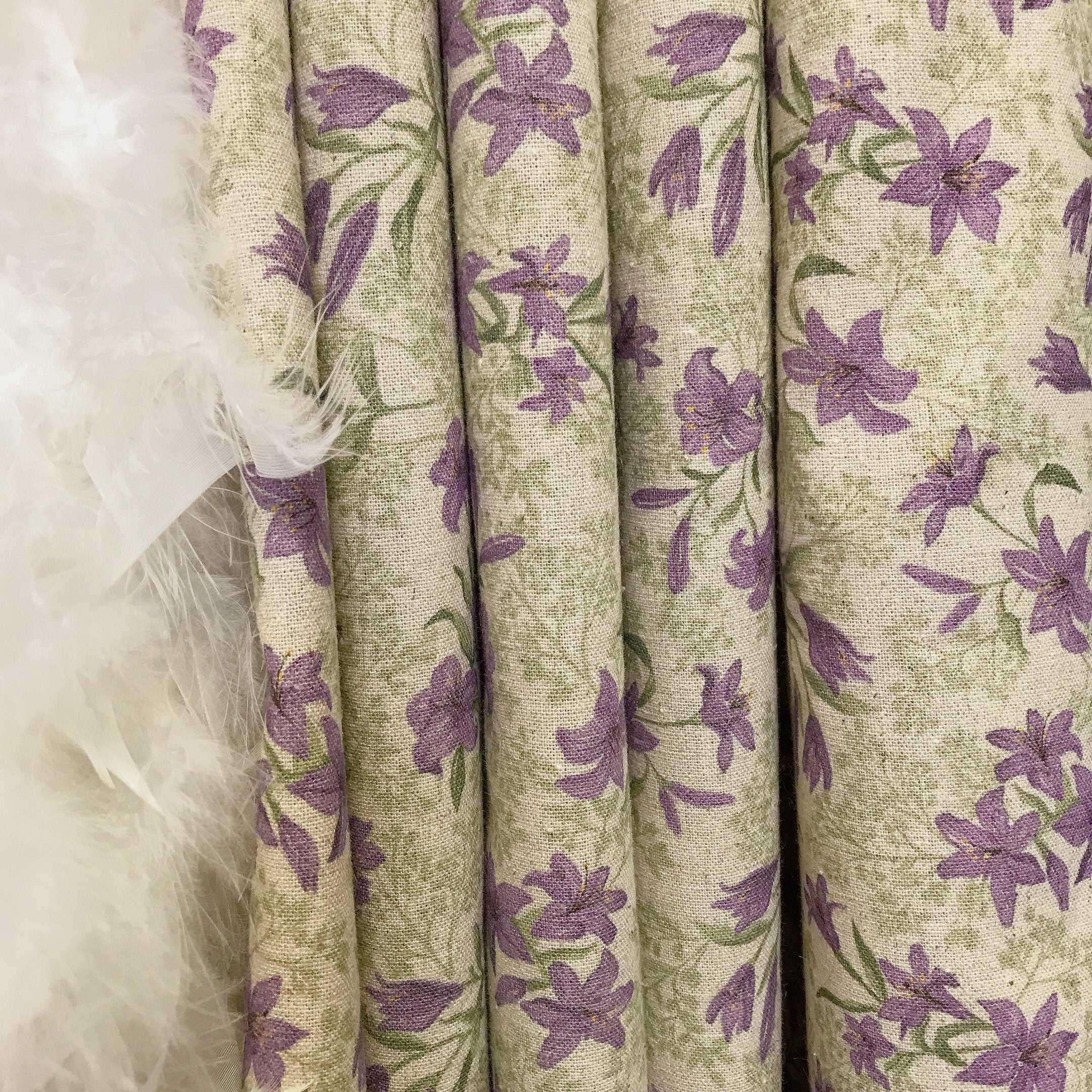 Rideau fleuri à motifs de lys violets sur fond beige naturel