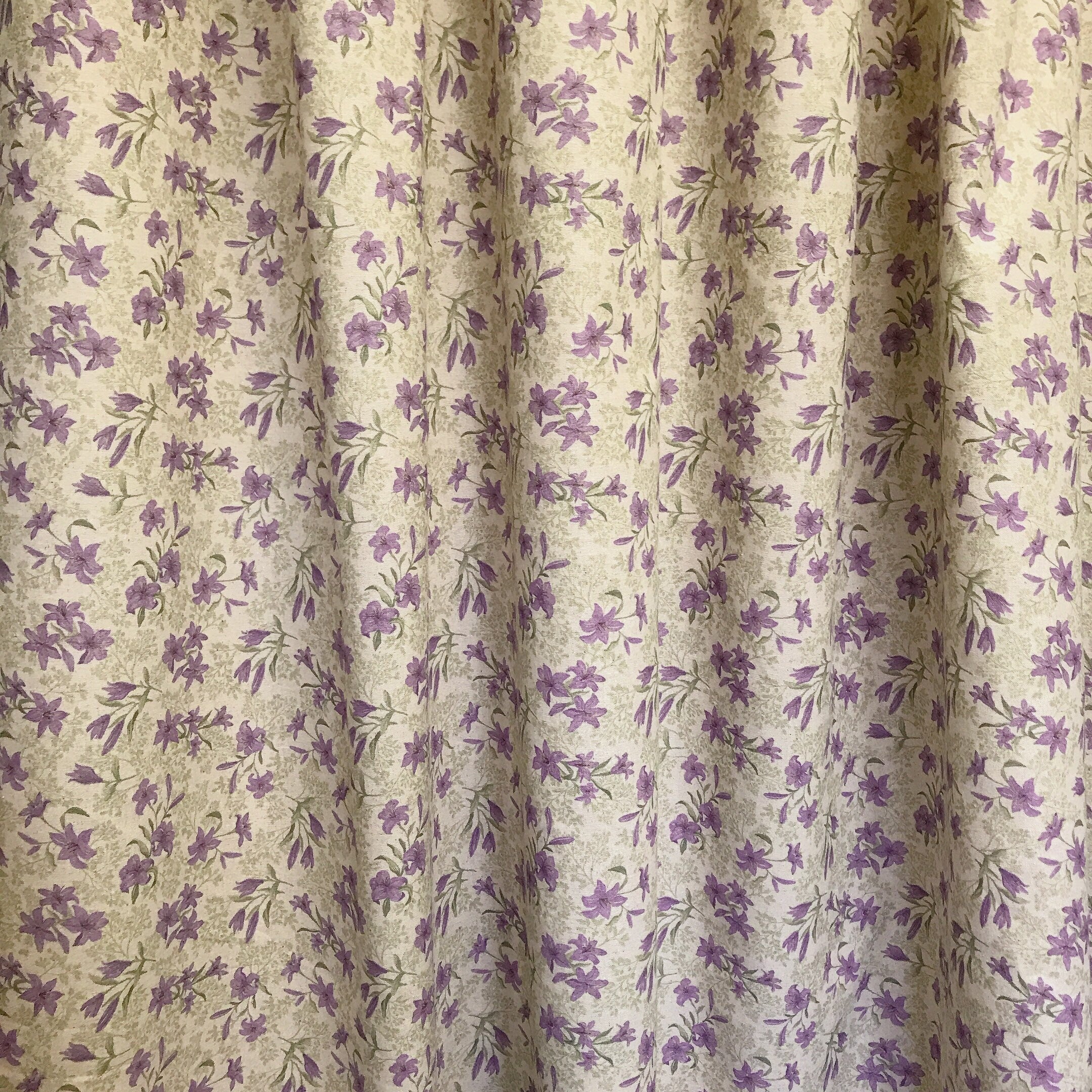 Rideau fleuri à motifs de lys violets sur fond beige naturel