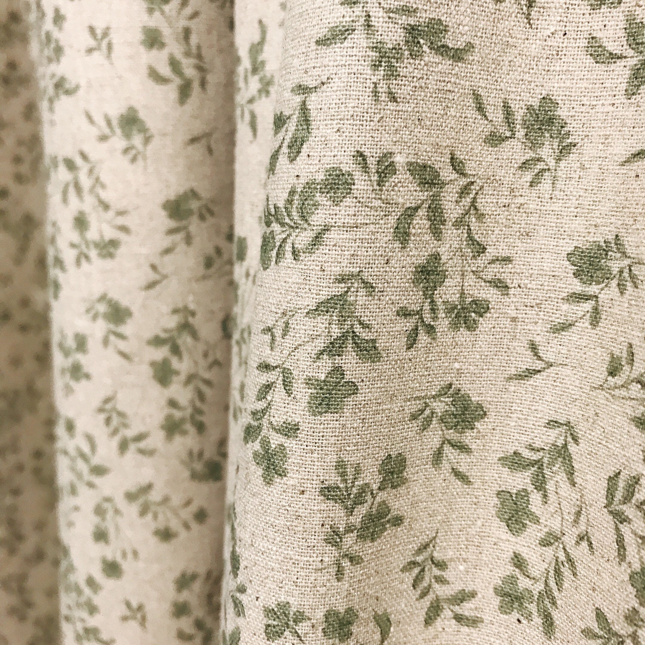 Rideau en coton fleuri vert sauge sur fond beige naturel