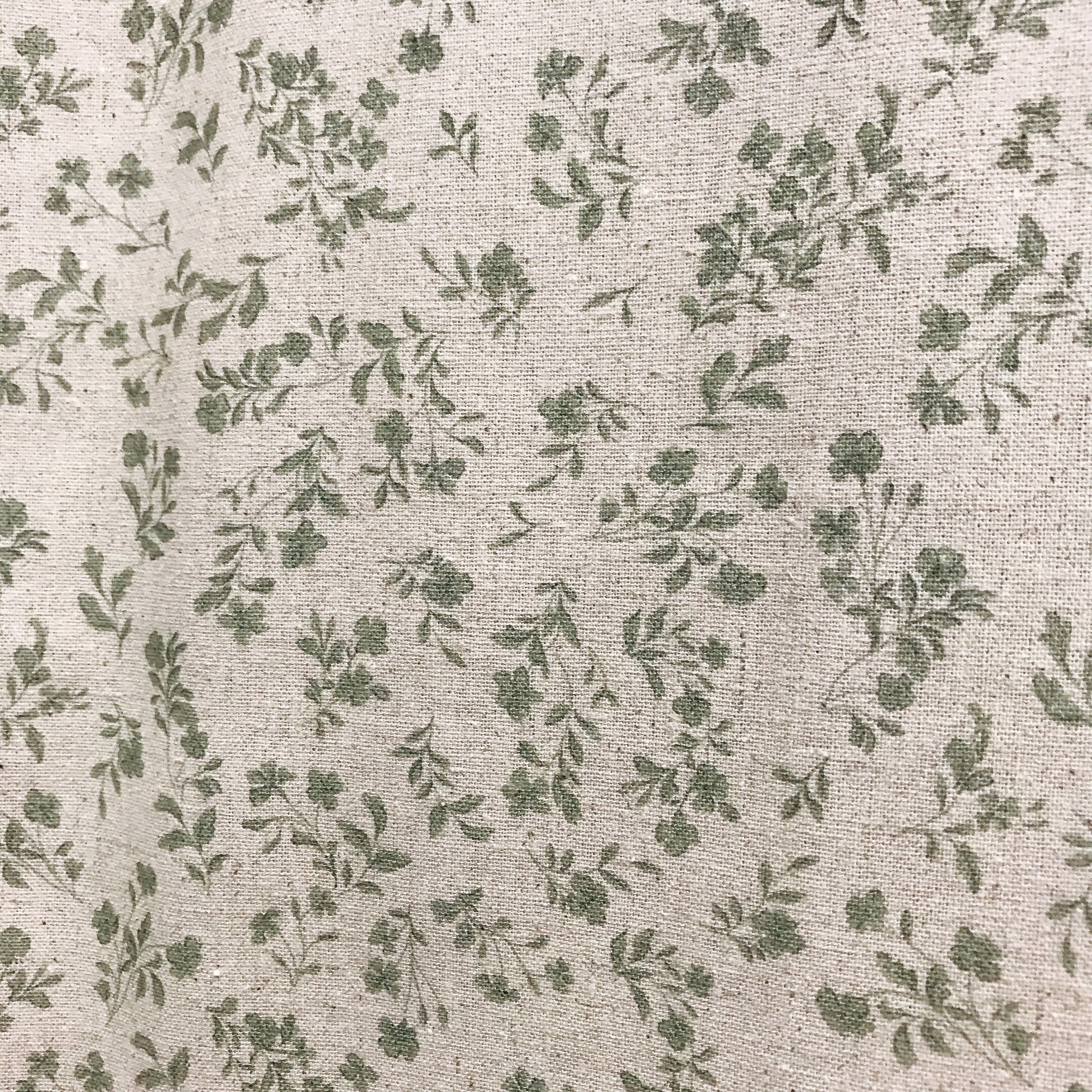 Rideau en coton fleuri vert sauge sur fond beige naturel