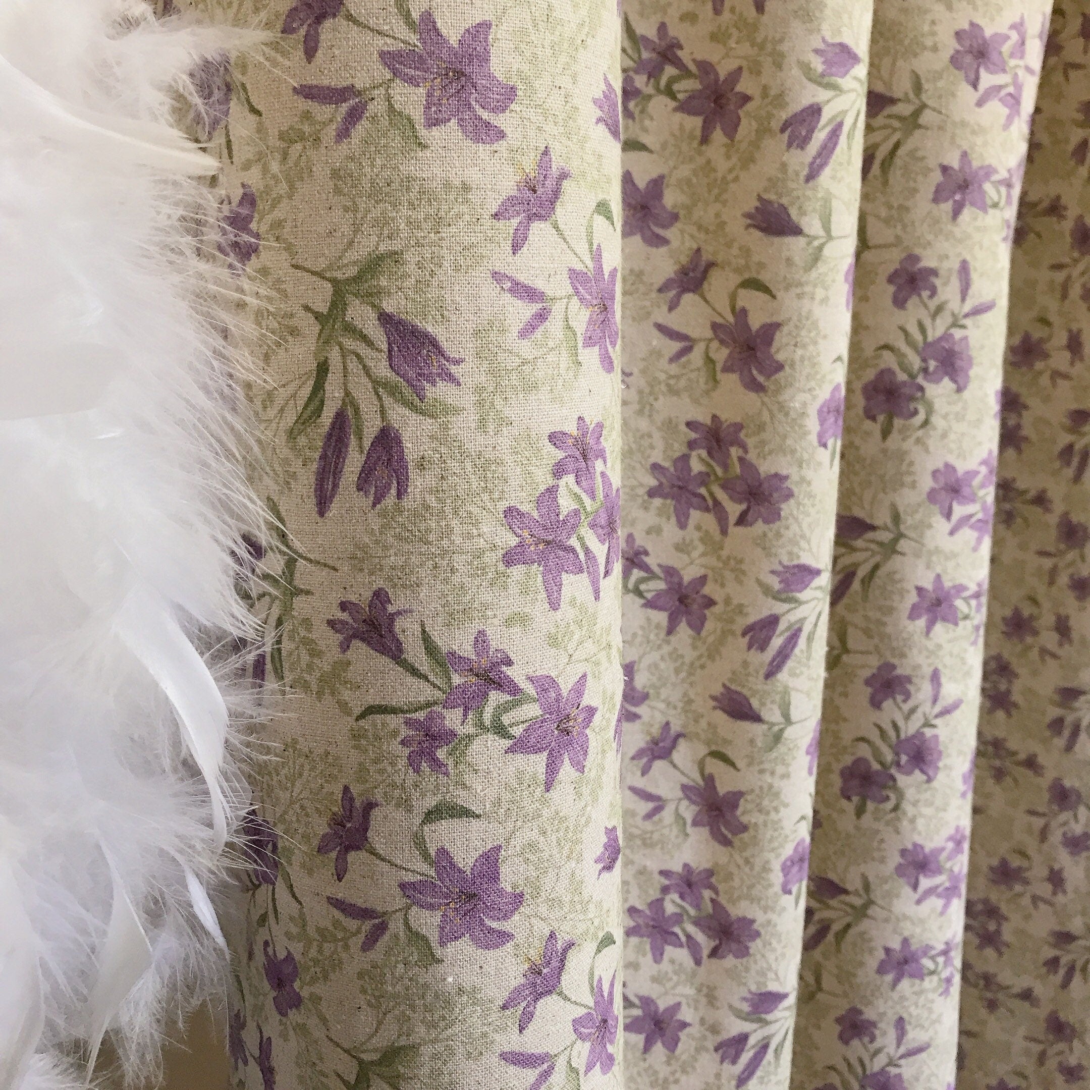 Rideau fleuri à motifs de lys violets sur fond beige naturel