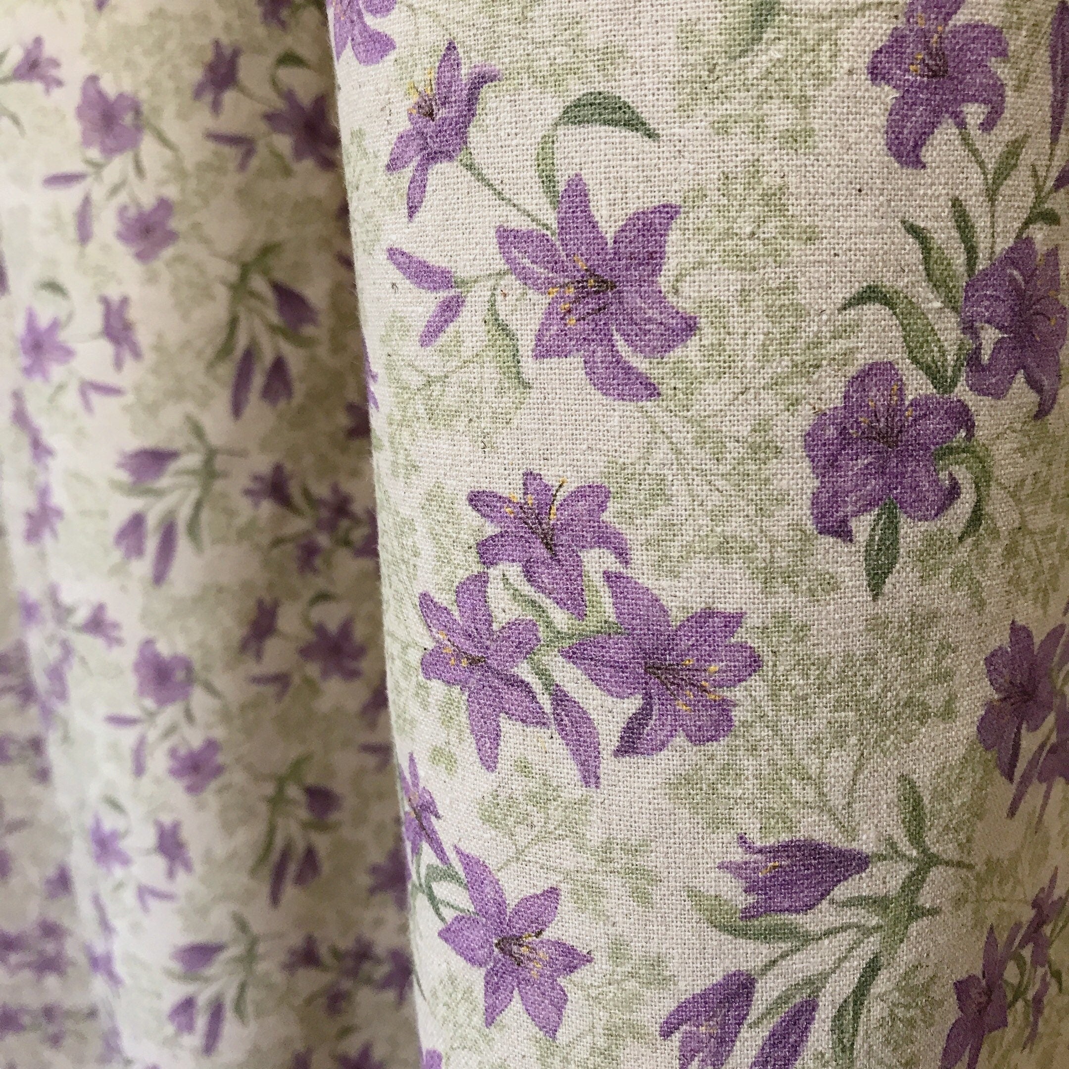 Rideau fleuri à motifs de lys violets sur fond beige naturel