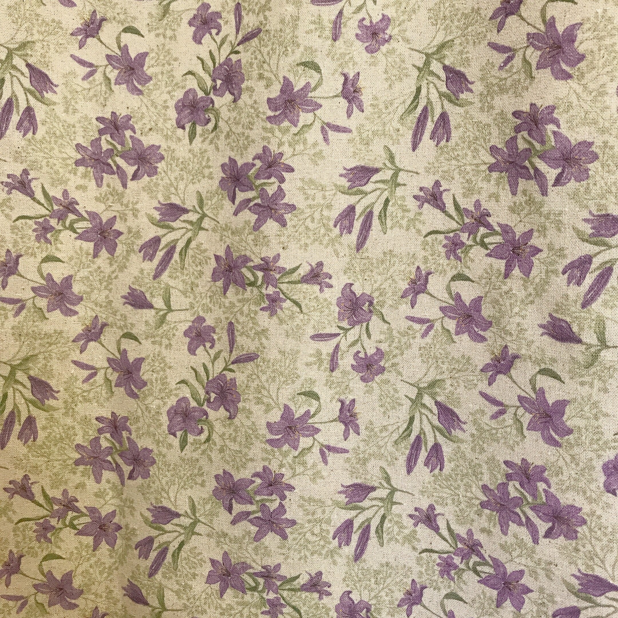 Rideau fleuri à motifs de lys violets sur fond beige naturel