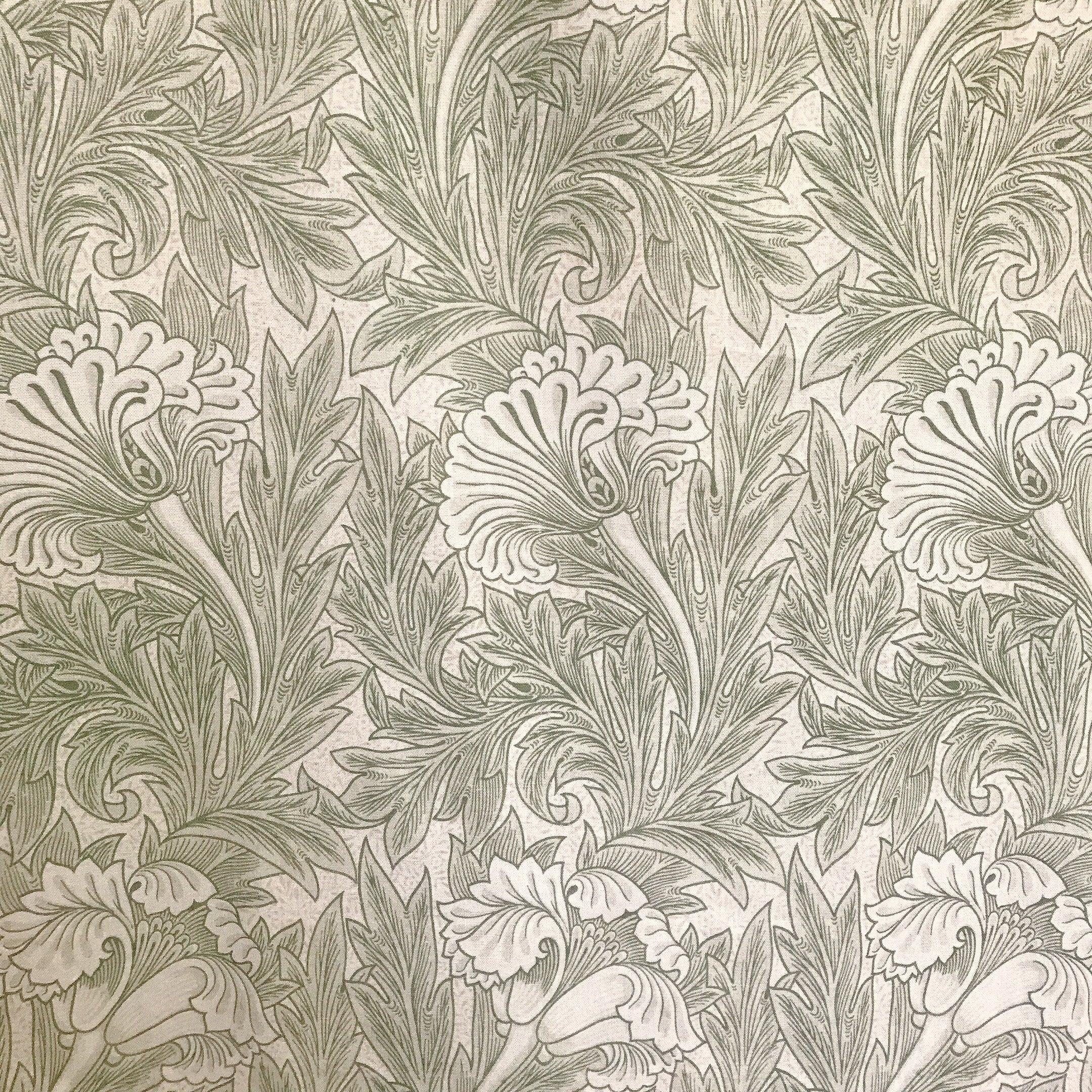 Rideau fleuri vert sauge à imprimé audacieux sur fond beige naturel