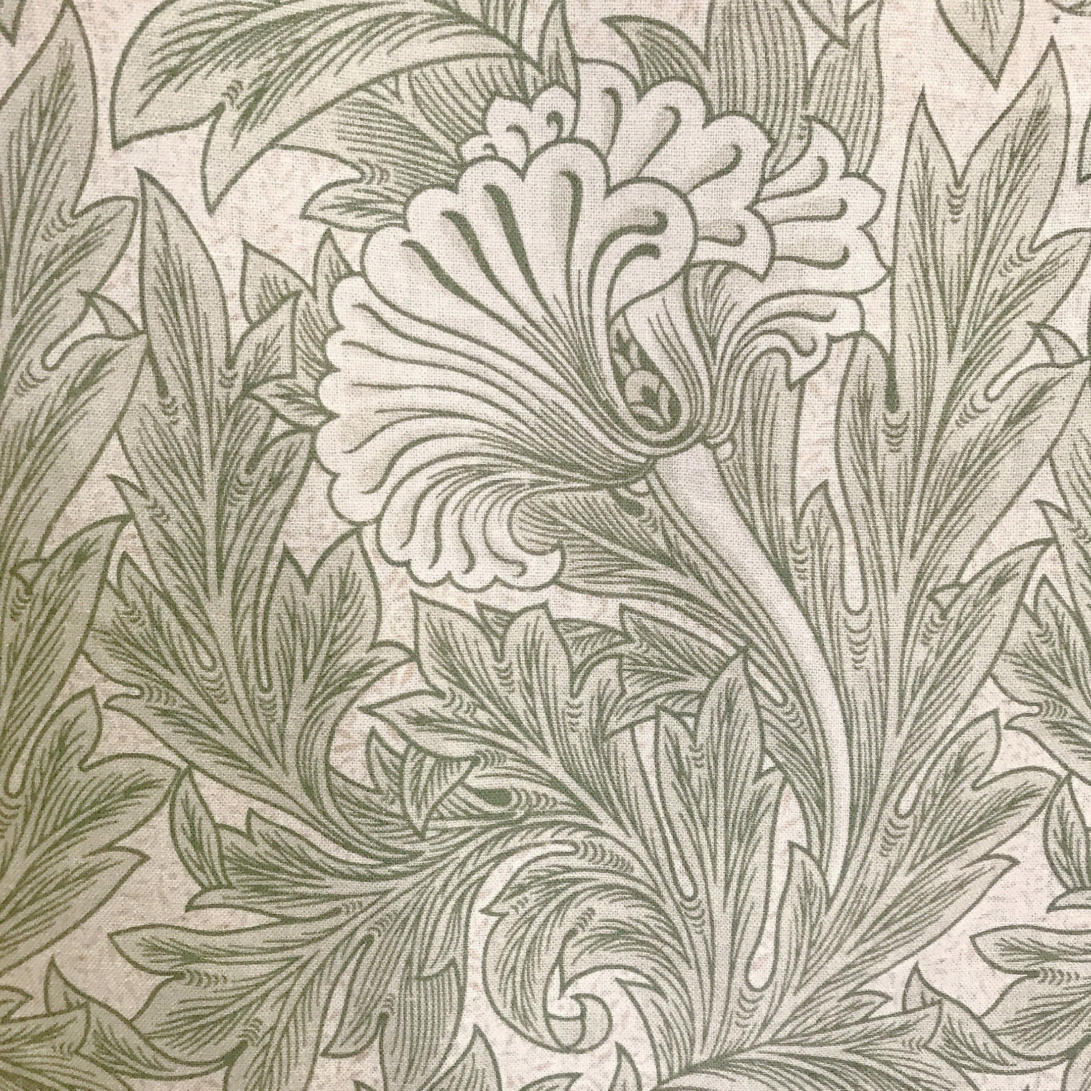 Rideau fleuri vert sauge à imprimé audacieux sur fond beige naturel