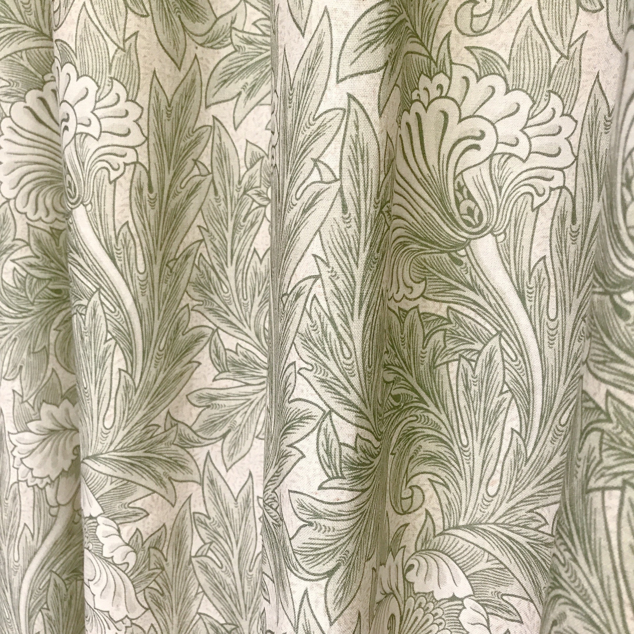 Rideau fleuri vert sauge à imprimé audacieux sur fond beige naturel