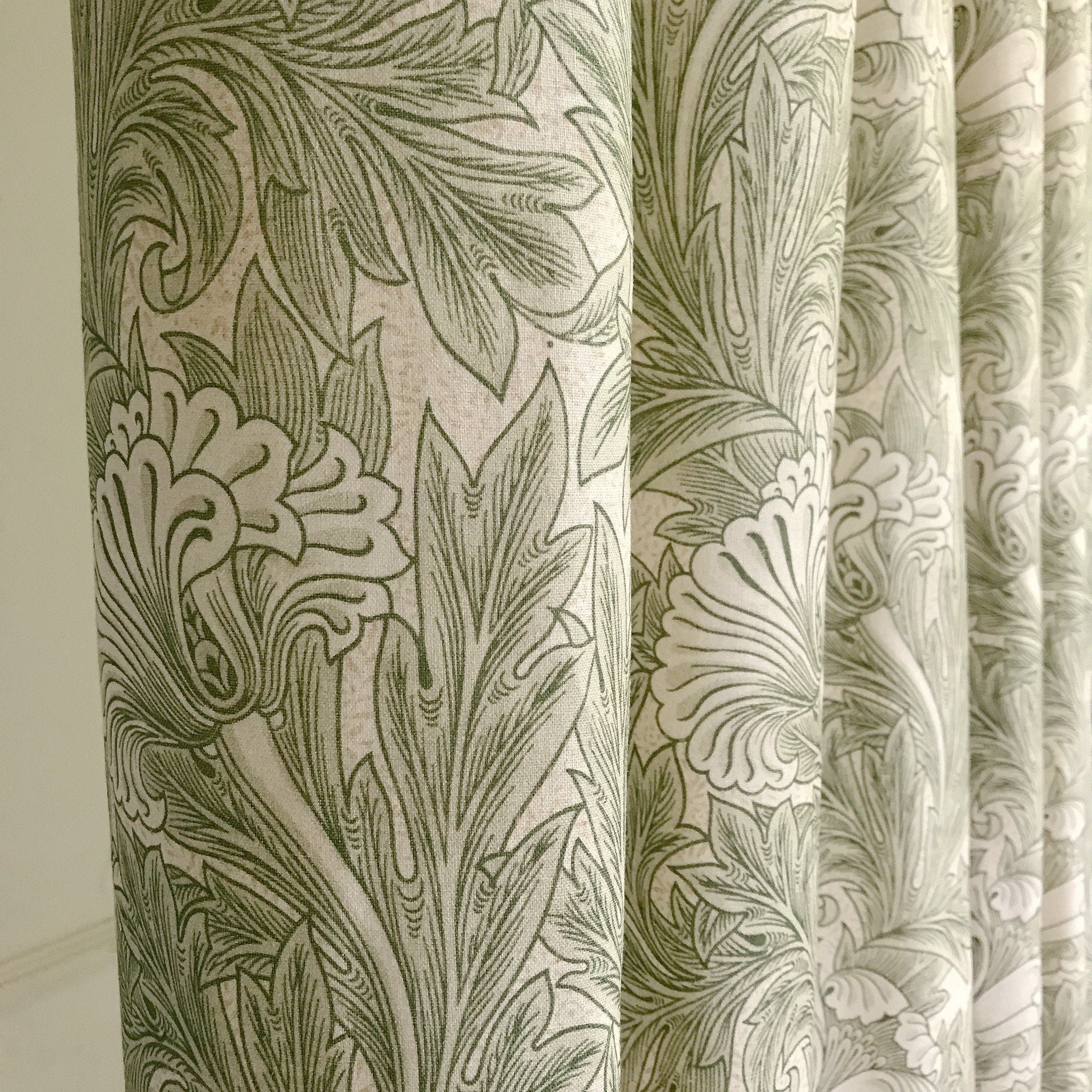 Rideau fleuri vert sauge à imprimé audacieux sur fond beige naturel