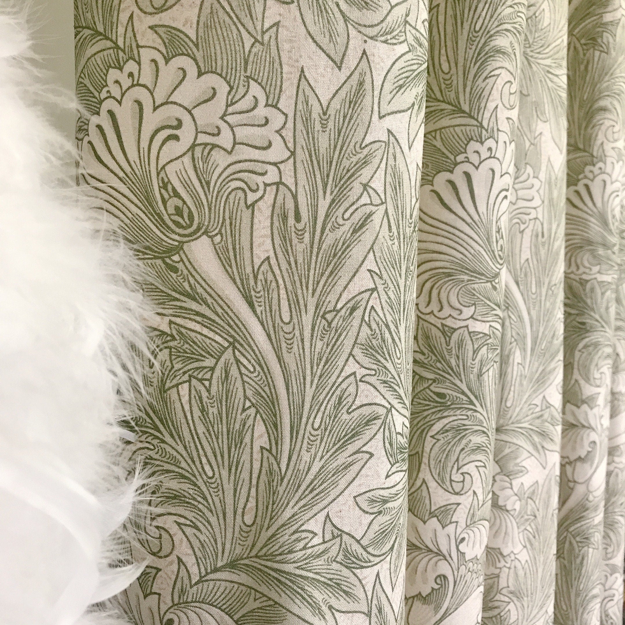 Rideau fleuri vert sauge à imprimé audacieux sur fond beige naturel