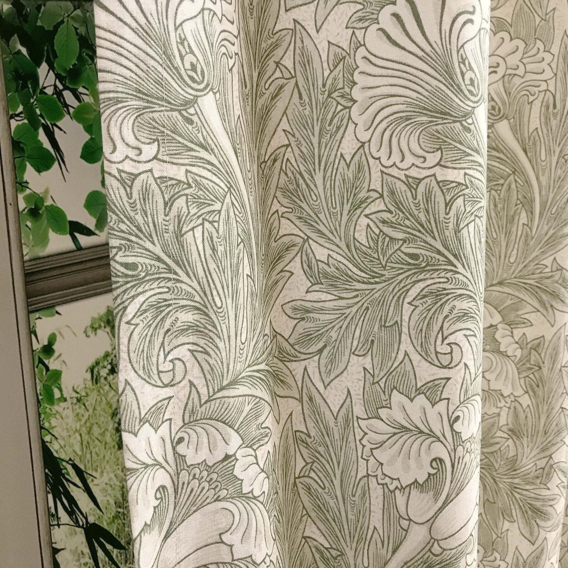 Rideau fleuri vert sauge à imprimé audacieux sur fond beige naturel