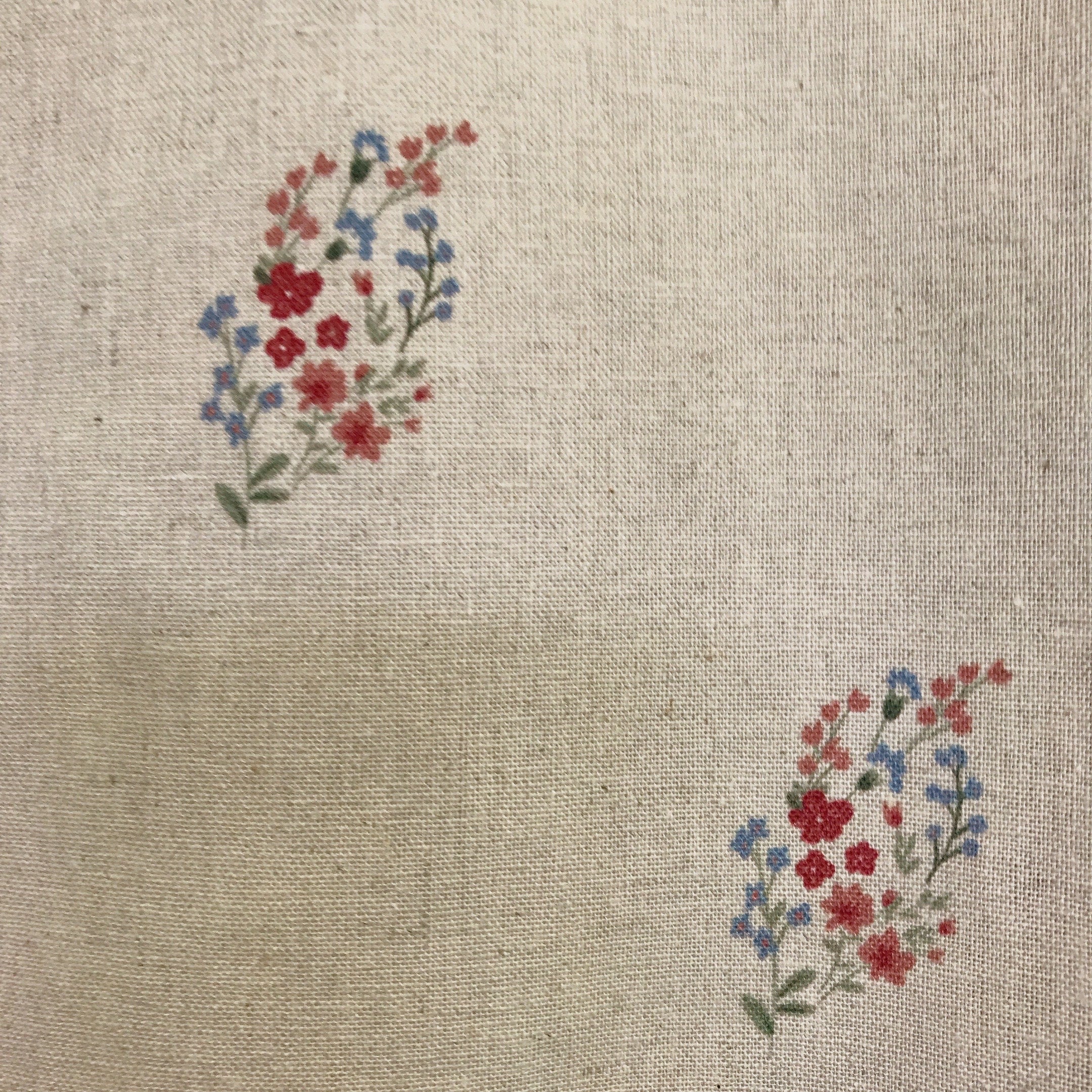 Rideau fleuri rouge et rose framboise sur fond beige naturel